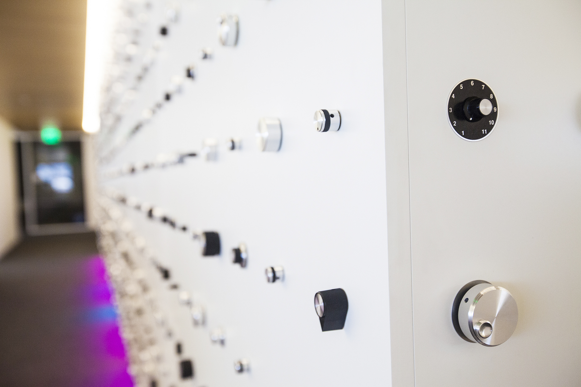  This knob goes to 11.... turning up the fun in this wall installation at the Dolby office headquarters in San Francisco. The interactive art piece has 1287 movable knobs across the 40 foot wall. 