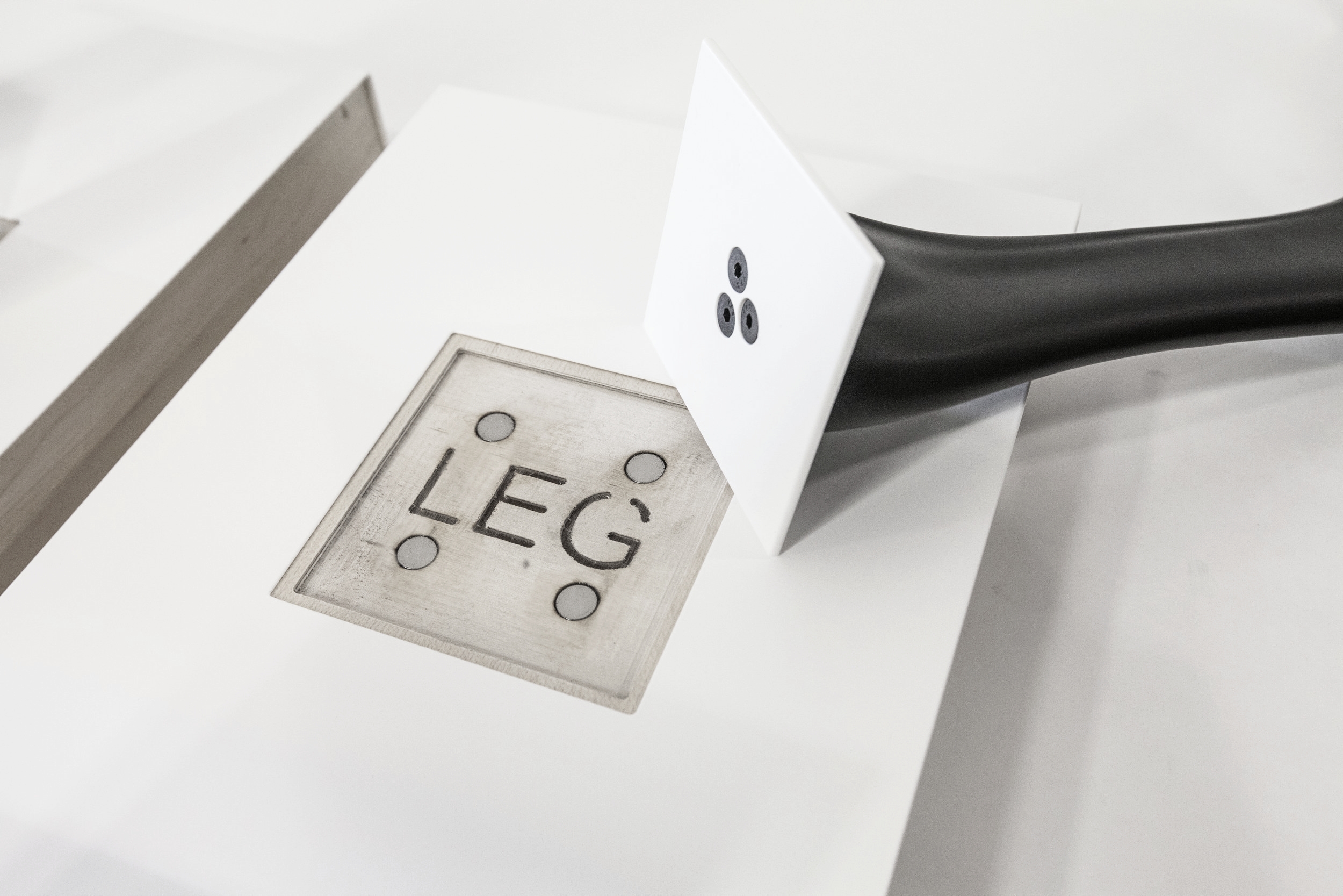  A strong magnetic catch is fabruicated to hold this 3D printed leg sample in an upright position without visable fasteners. 