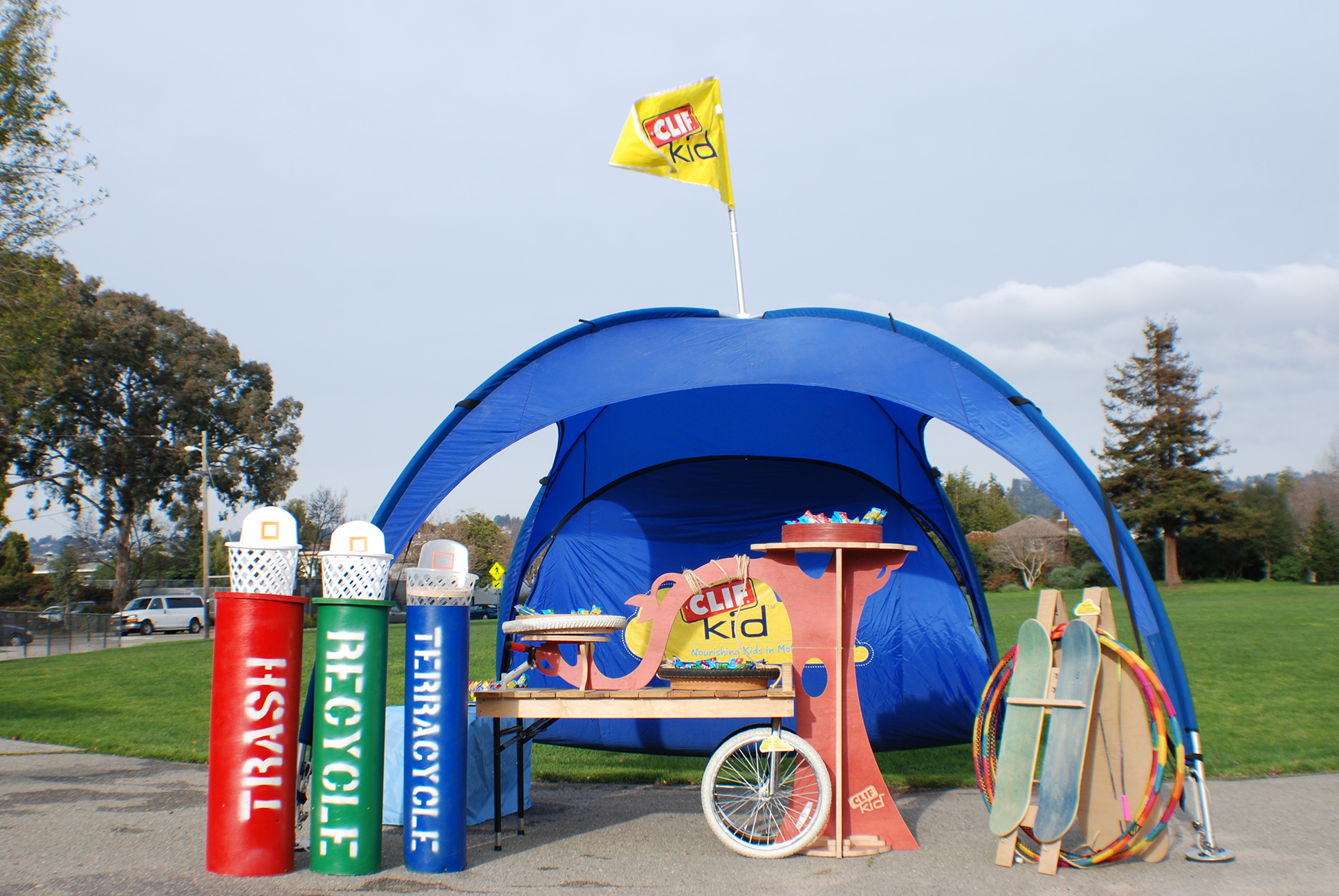  Our client asked us to create a fully portable booth for their 'ClifKids' brand. It had to meet a list of criteria, including being very kid friendly, made of re-used / recycled parts and easy for one person to put together. 