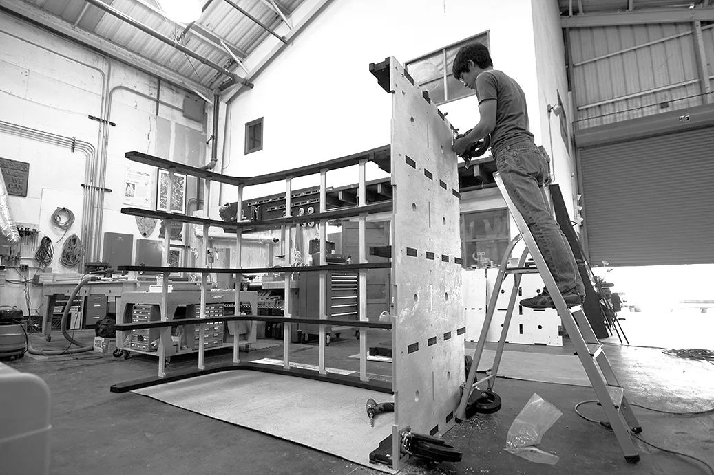 On the shop floor, the skeleton of the piece is assembled.