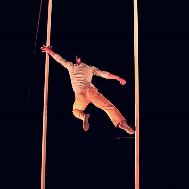 Pole forms III - Invisibles - #atempocirc #circ #pole #livemusic #physichaltheatre #jumping #balance #circus #circocontemporaneo #doublepole #suspended  #flyingbody  by Miguel Soto &amp; @pepeariasmusic Photo by: @GiallaFarfalla_photo