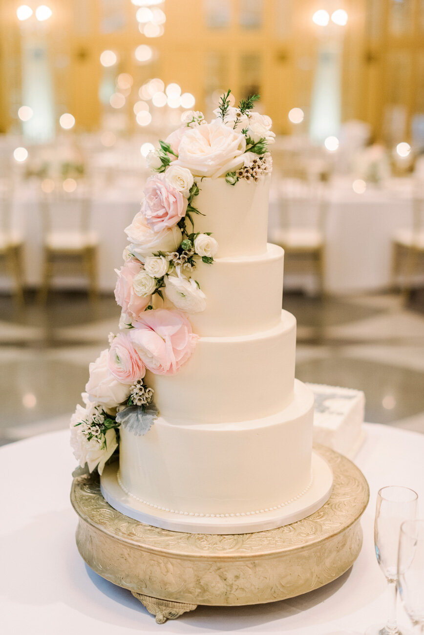 Downtown-Kansas-City-Wedding-Venues-Hilton-President-cake-flowers.jpg