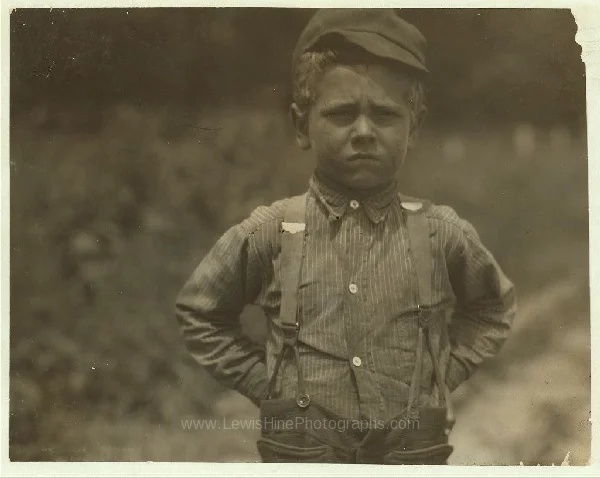 “Nunca descanso.” Esa es la actitud que Henry, 6 años, trabajador del betabel adopta ante la vida. Una granja en Wisconsin, julio, 1915.