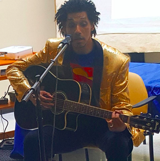 Issa guitar.png