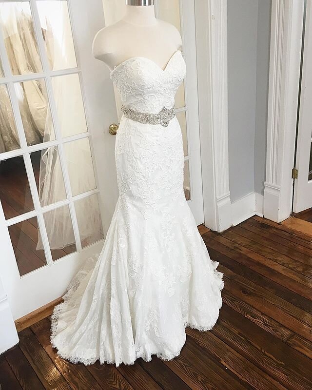 This sweet little gown has the most beautiful sparkly belt and gives that perfect hourglass shape!
Designer: PC Mary&rsquo;s 
Size: 8
Color: Ivory
Our Price: $800
Original Retail $1600
.
.
.
.
.
#retulledboutique #bridalconsignment #indybride #design