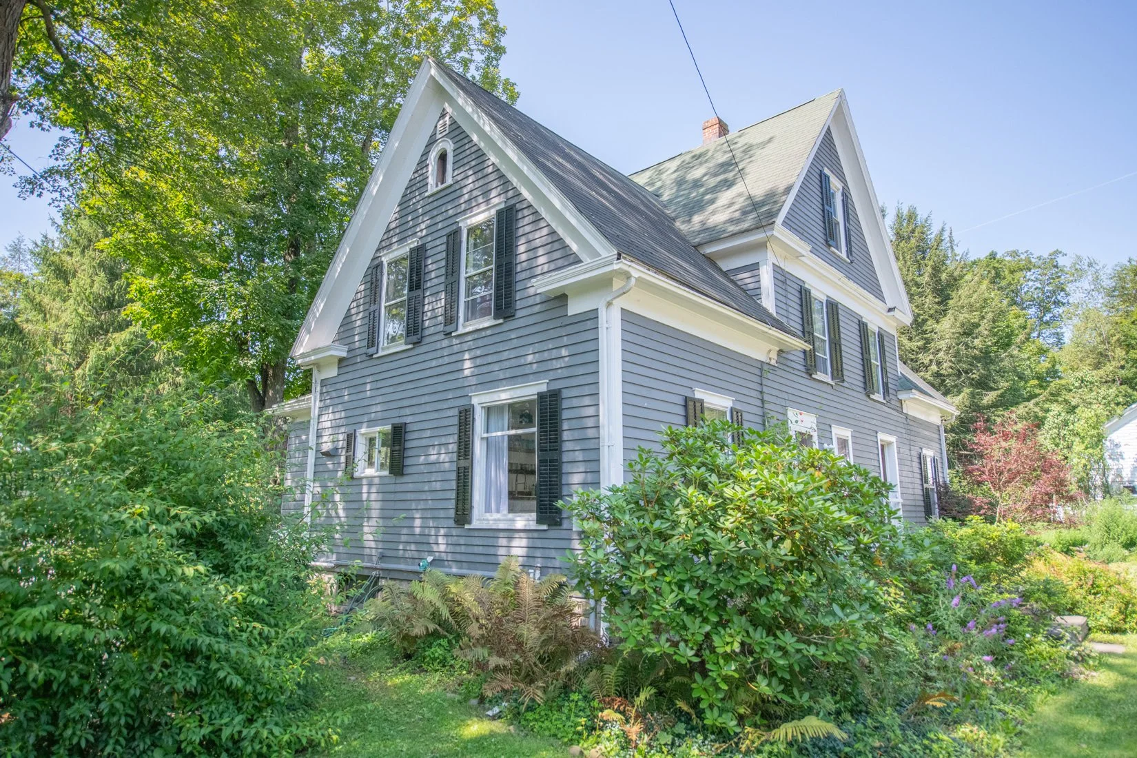 01 ext-left-side-of-house.jpg