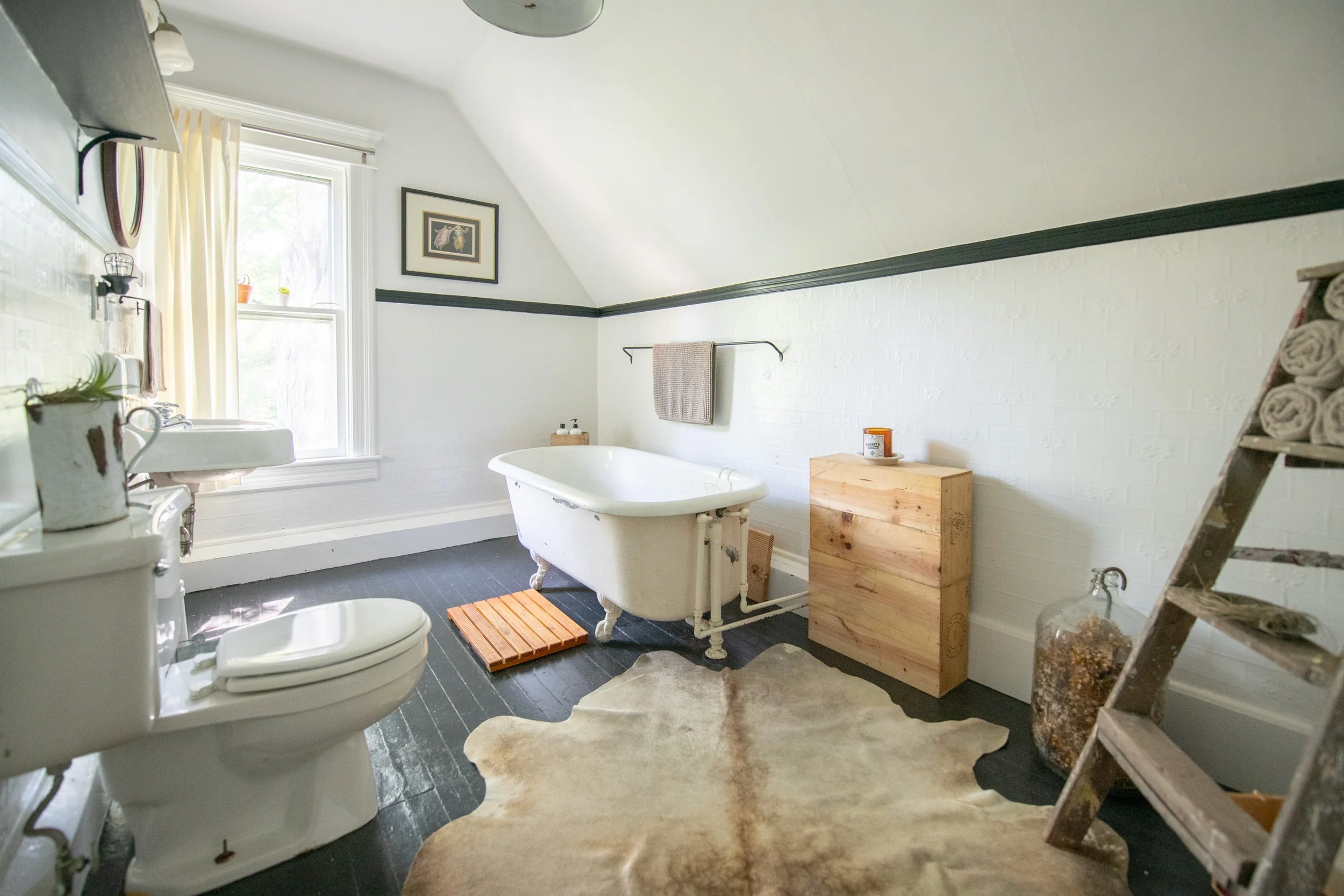 10 upstairs-bath.jpg