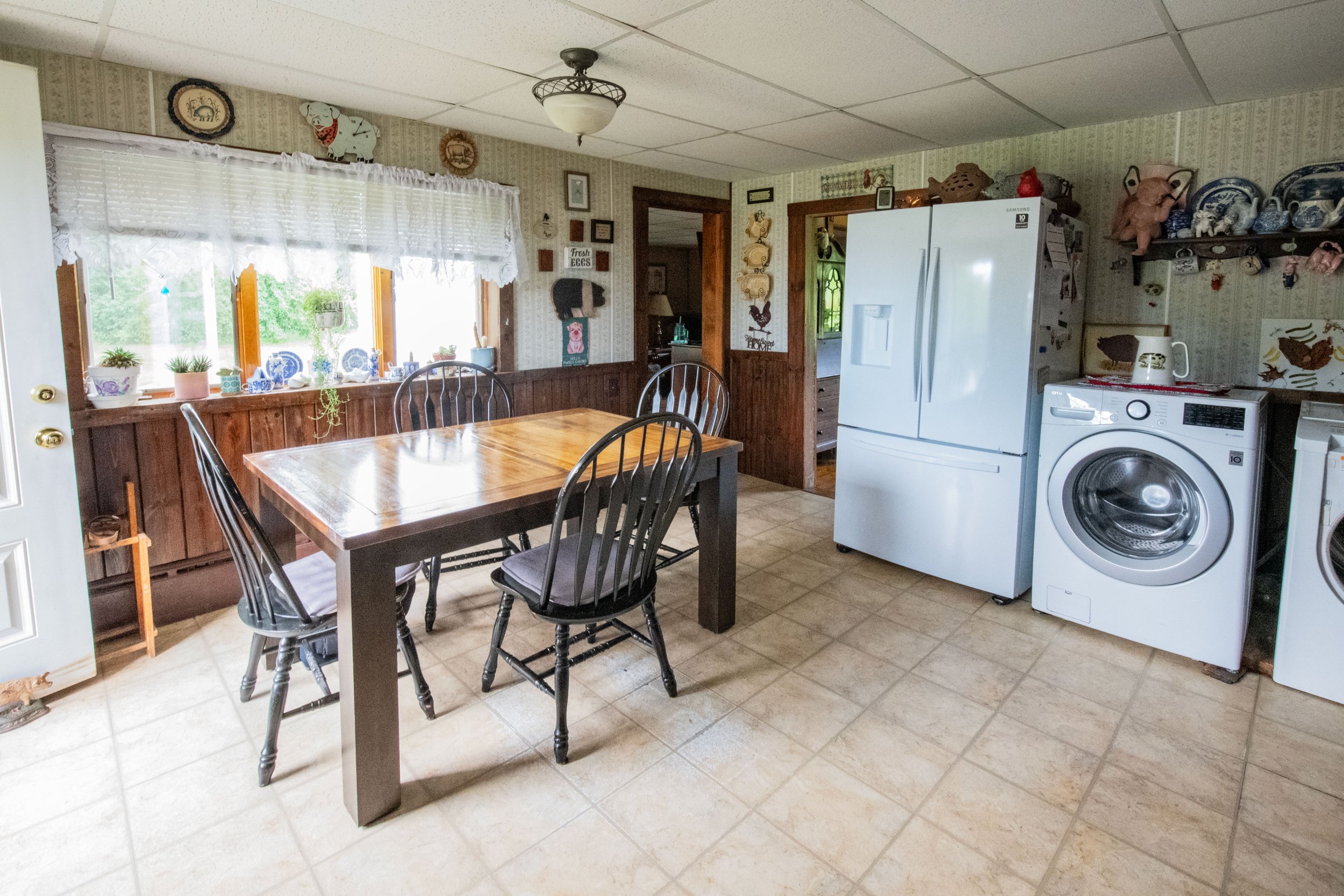 07-dining-and-fridge.jpg