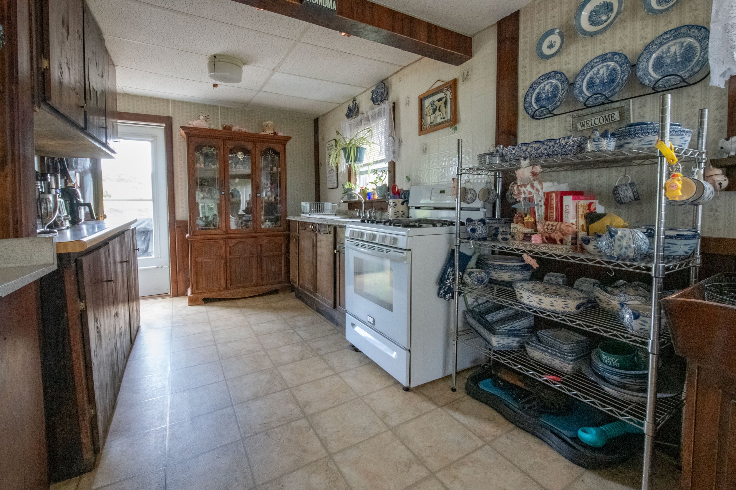06-long-shot-of-kitchen.jpg
