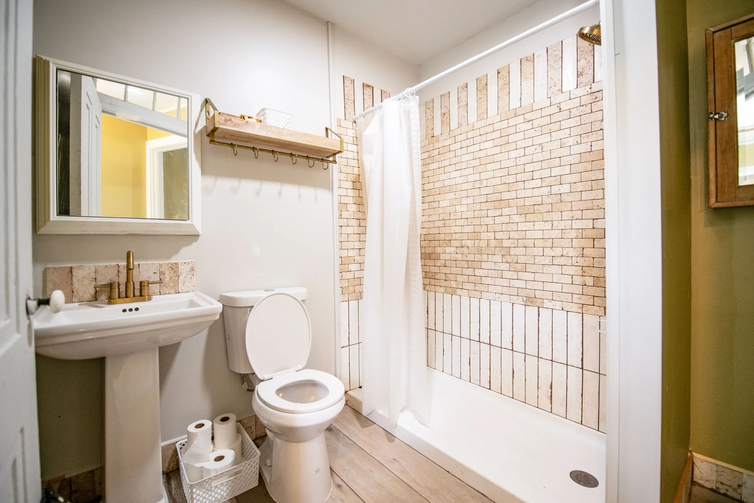 17 upstairs-bath.jpg