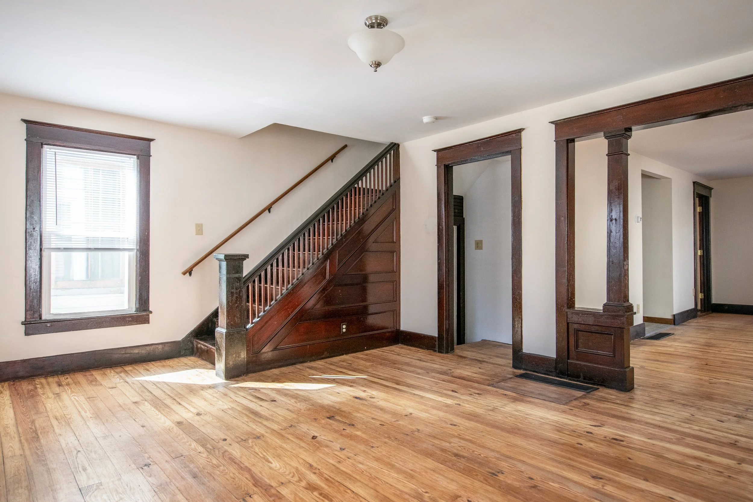 04 entry-staircase.jpg