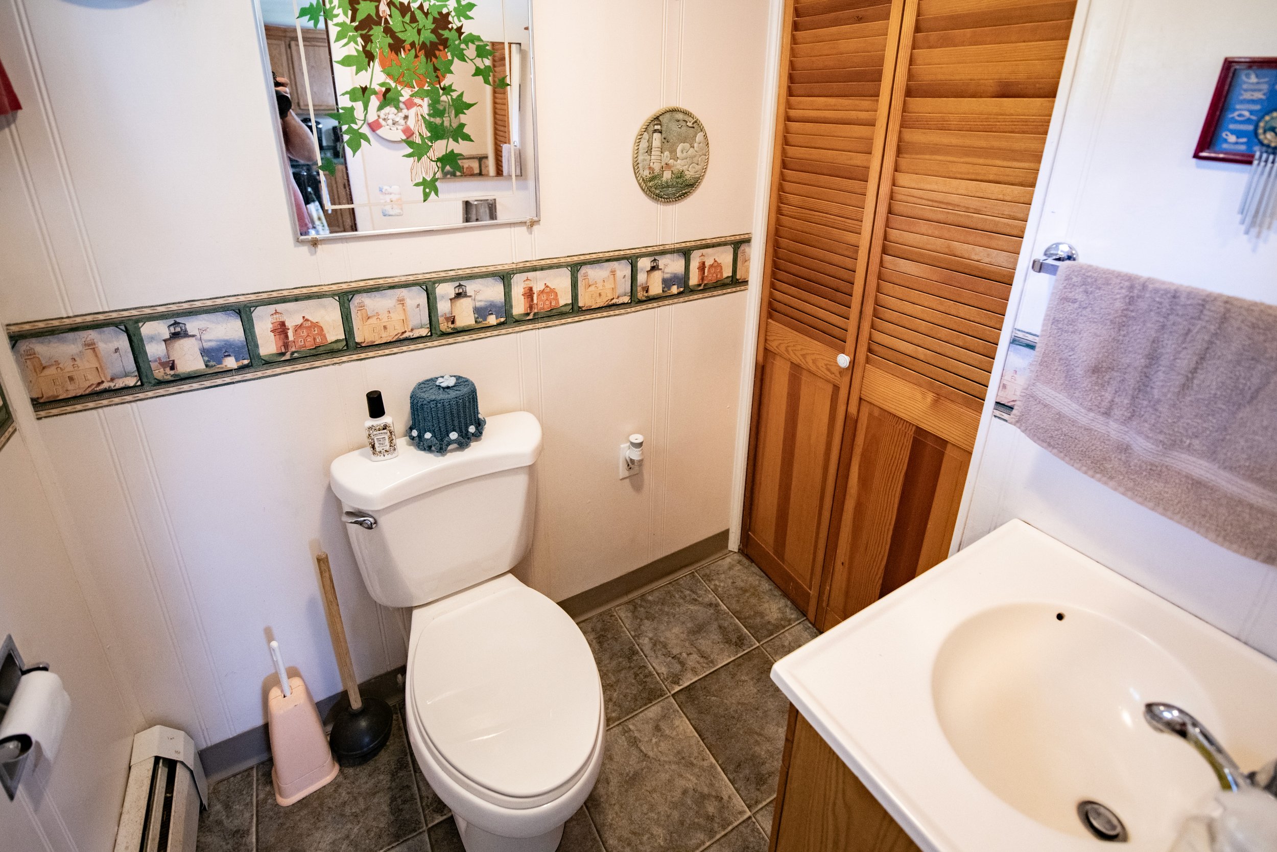 15 half-bath.jpg