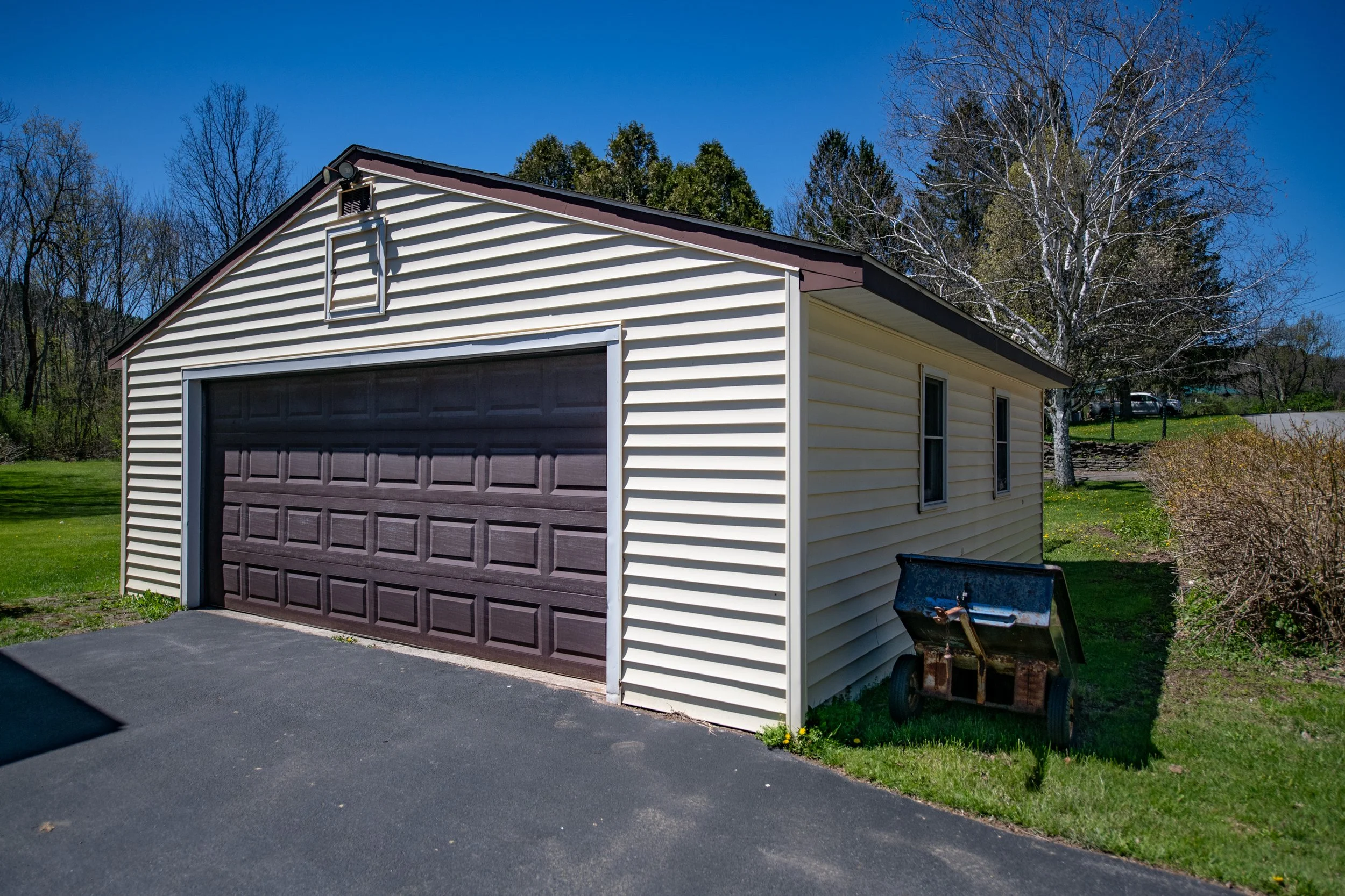 17 ext-garage.jpg