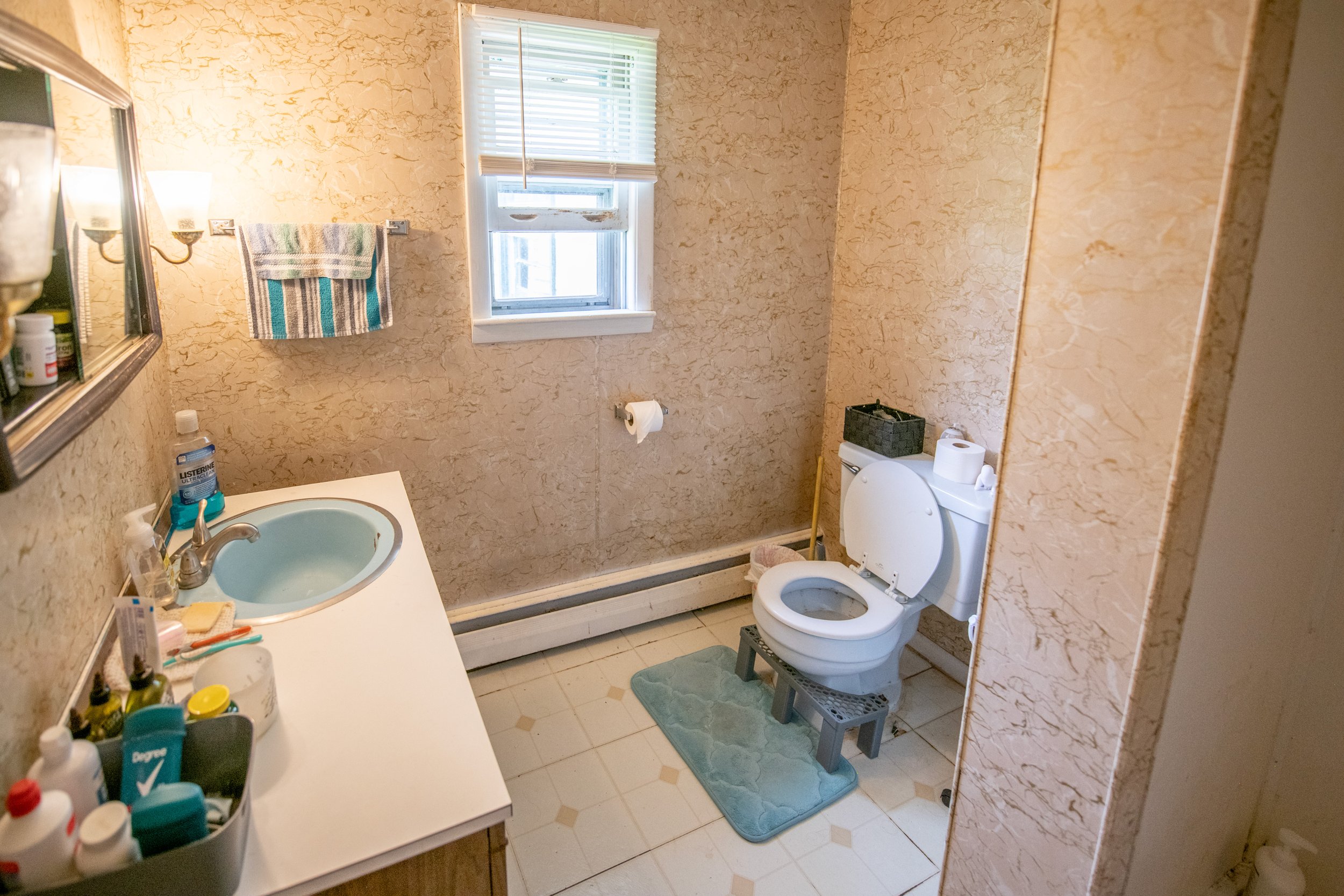 apt1-bath.jpg