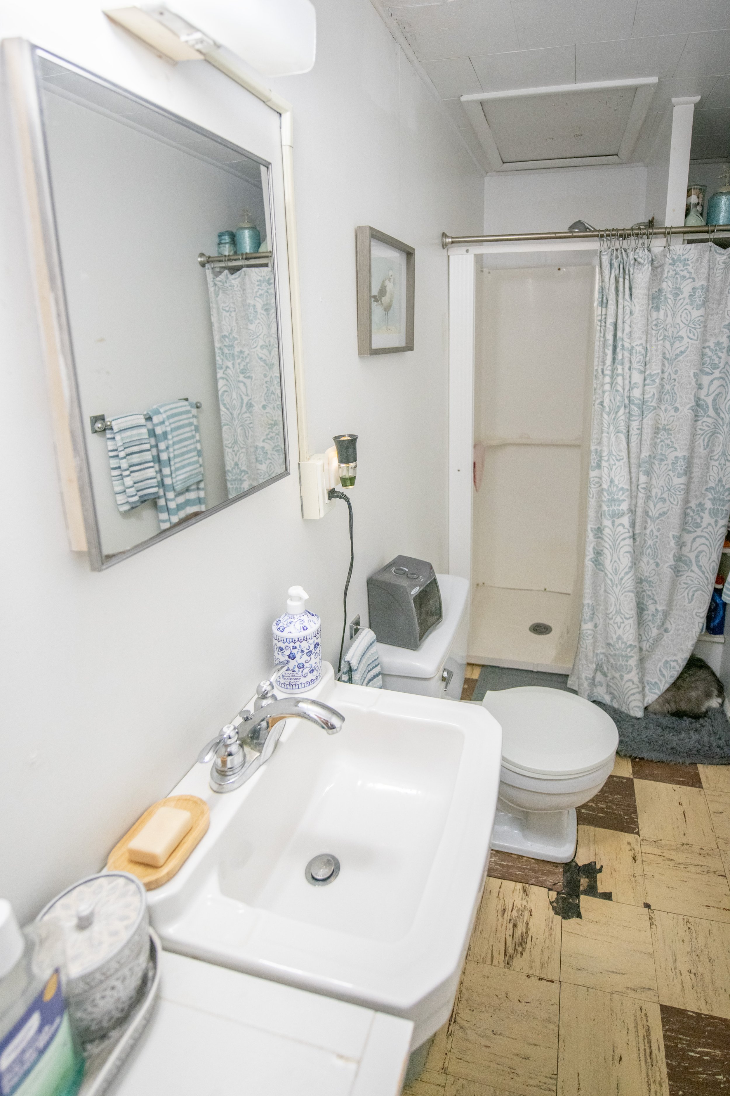apt2-bath.jpg