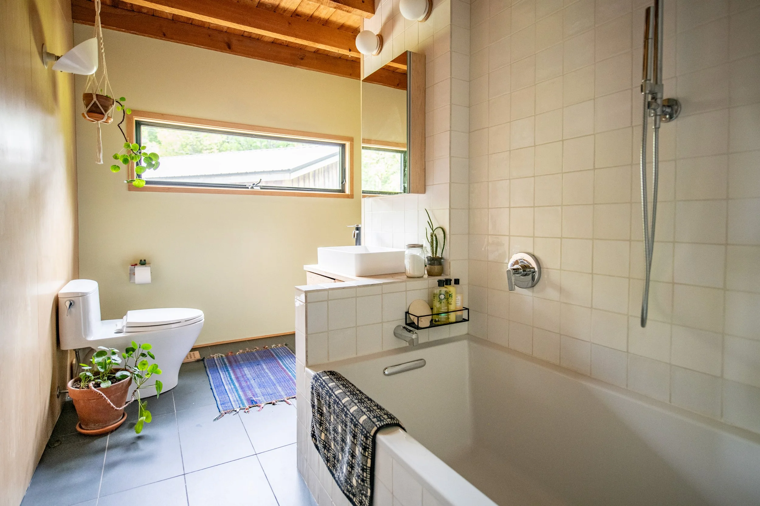 05 int-bathroom.jpg