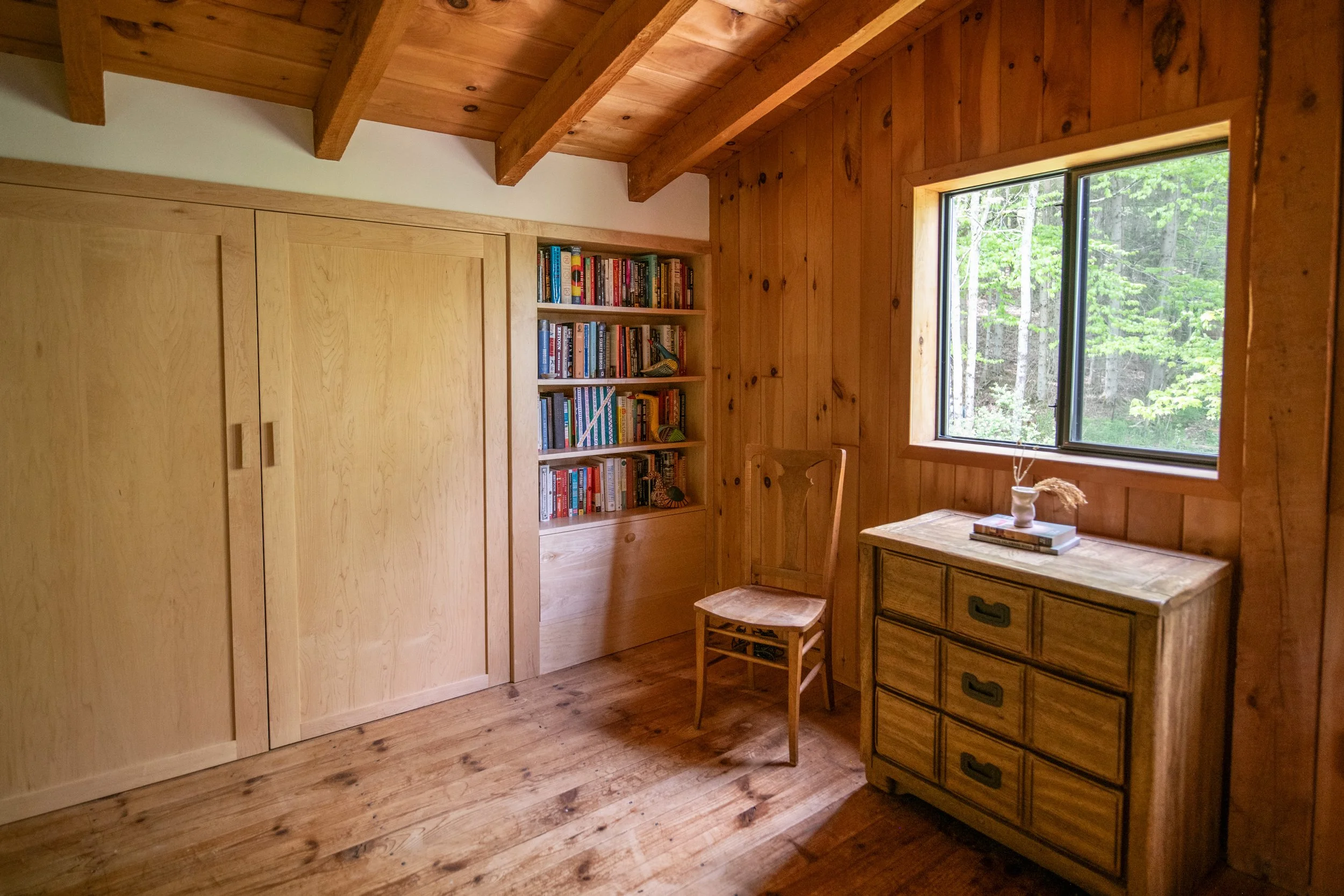 13 int-bedroom-bookshelf.jpg
