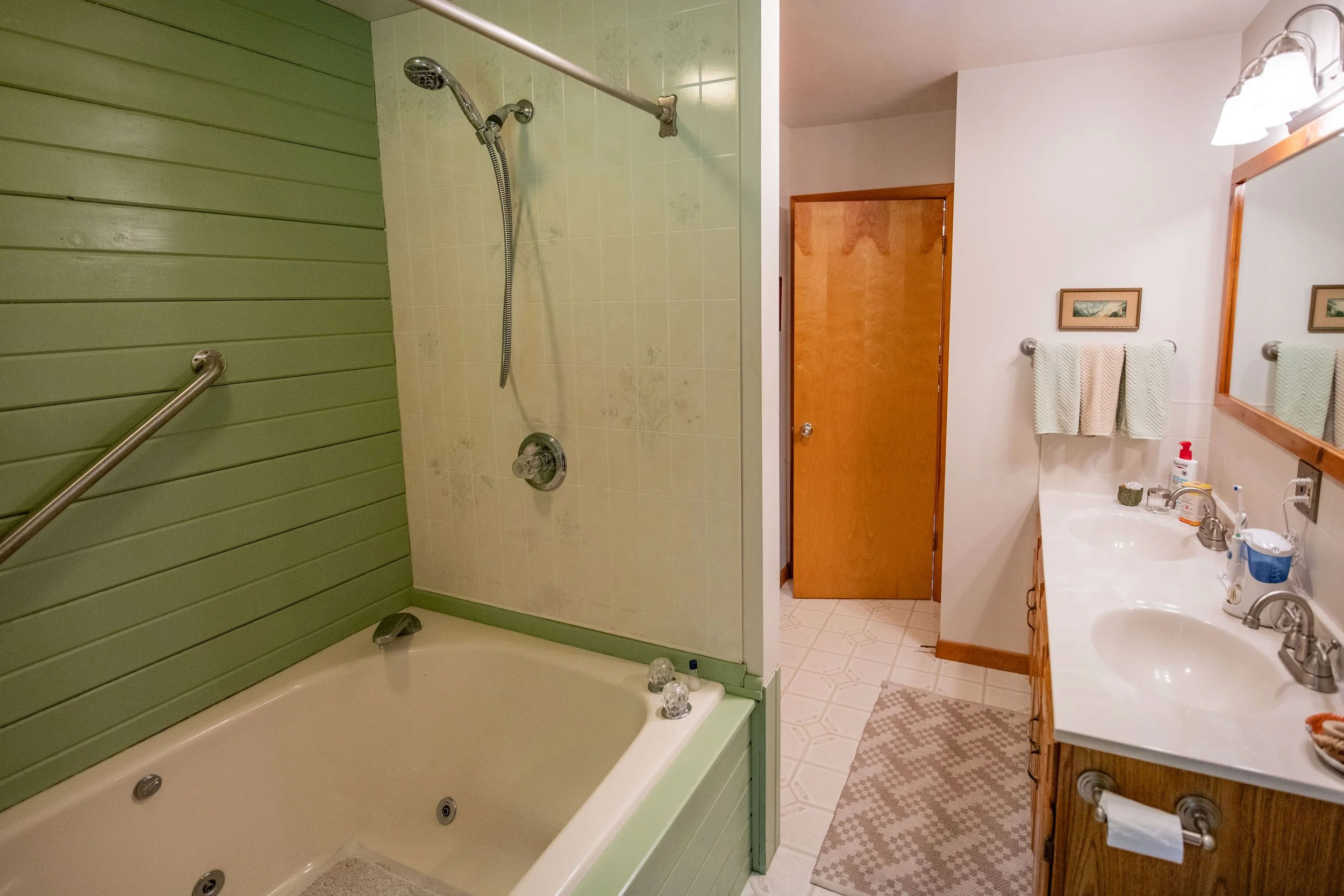 12 1st-floor-bath.jpg