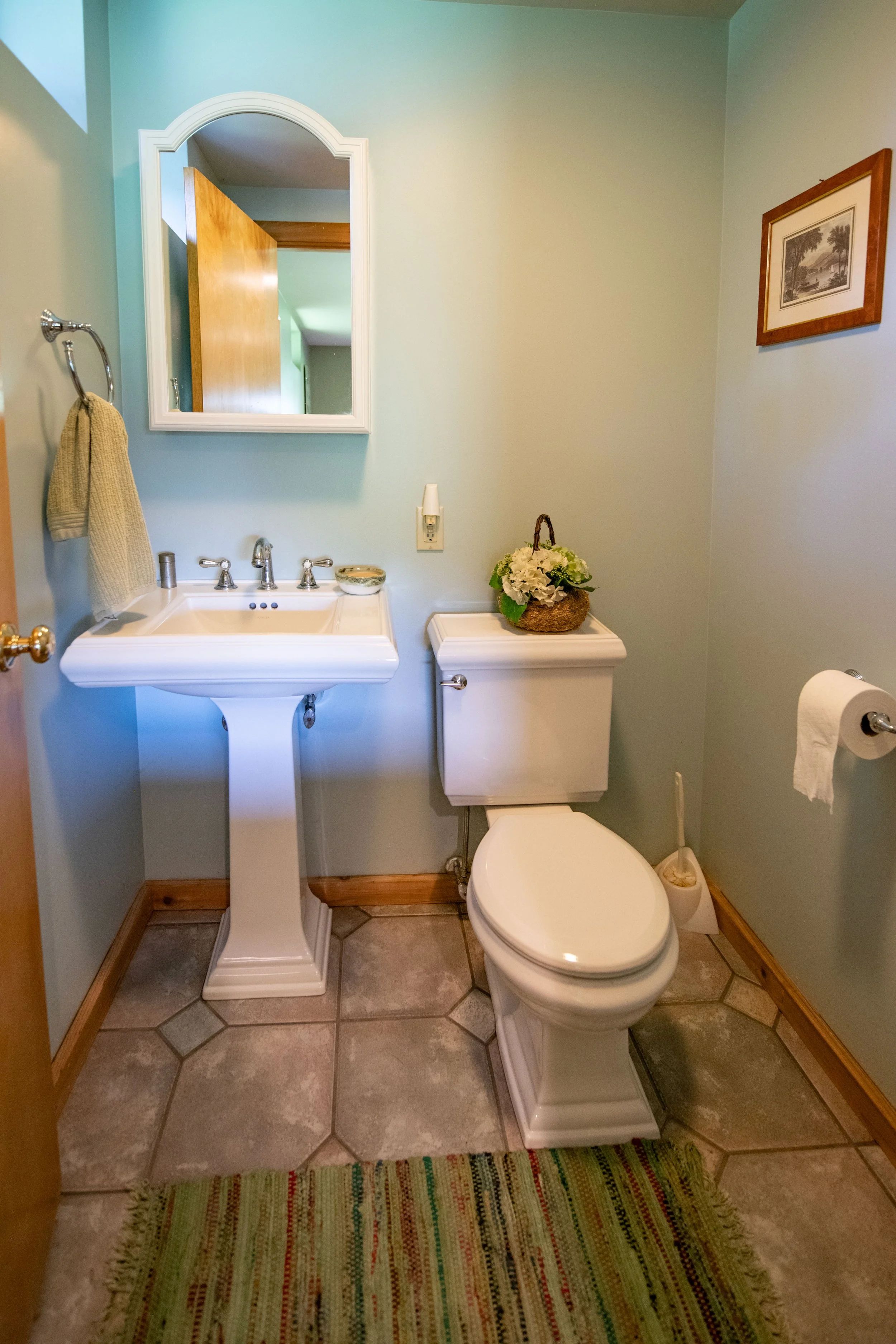 16 half-bath.jpg