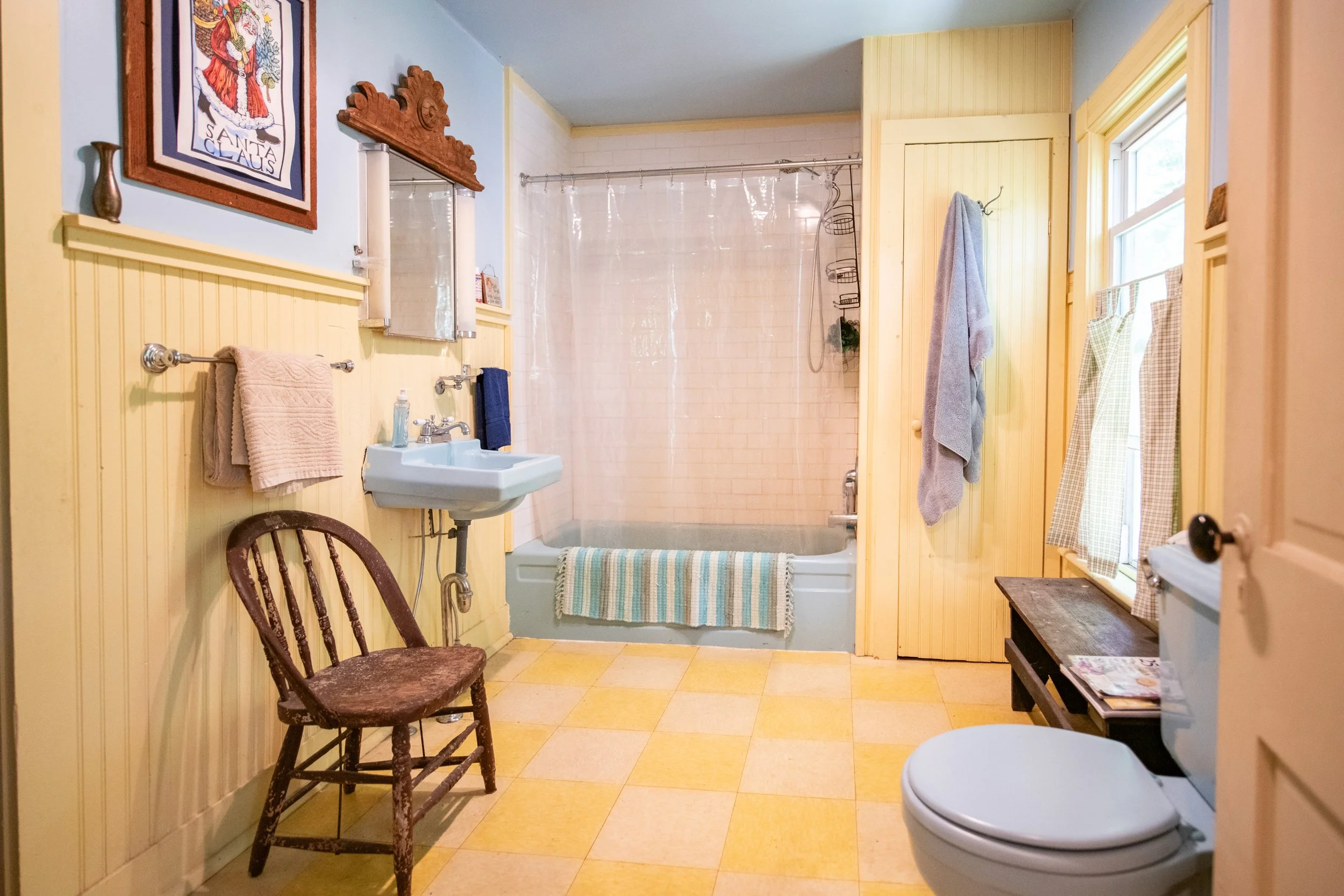 17-upstairs-bath.jpg