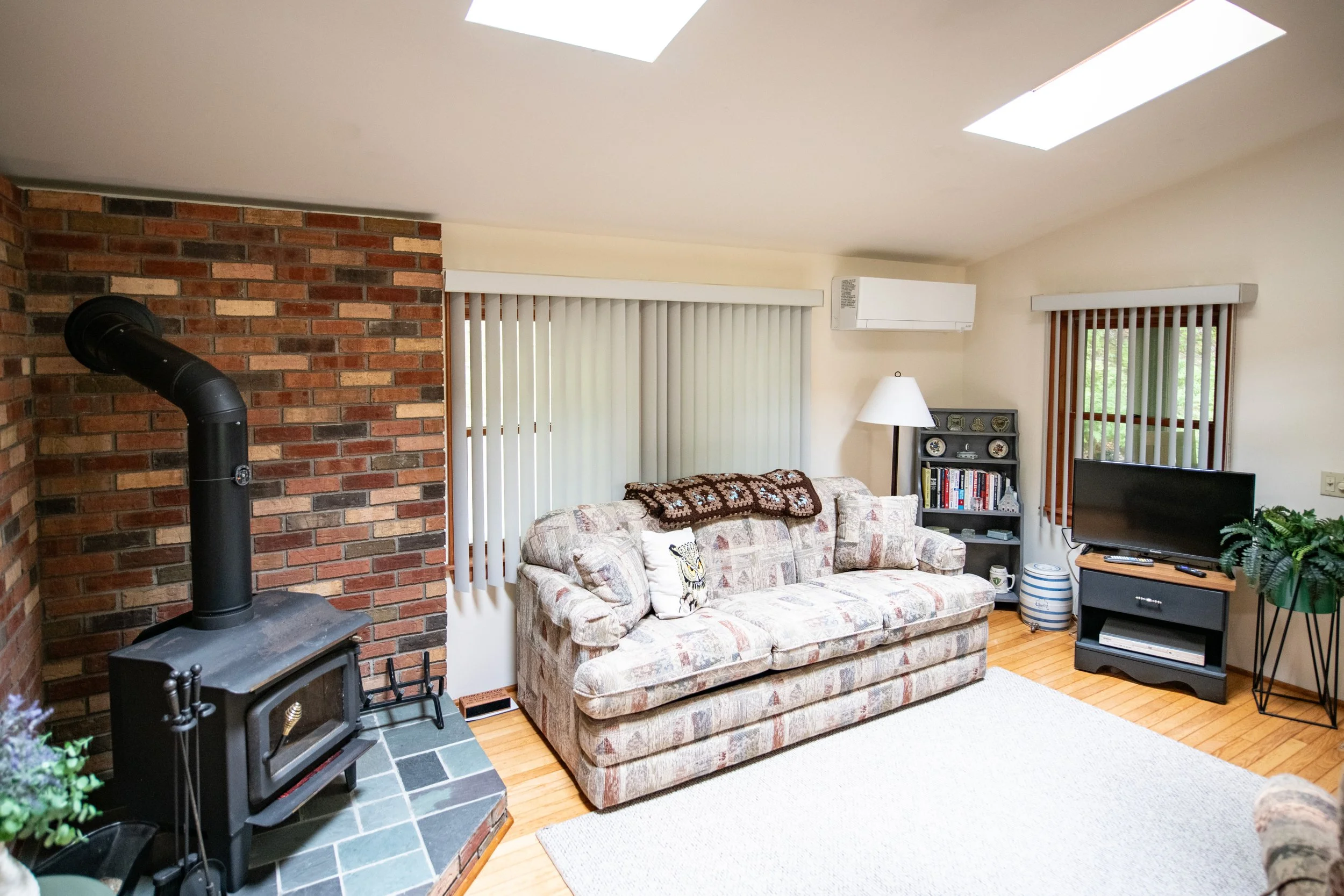 8 livingroom2.jpg