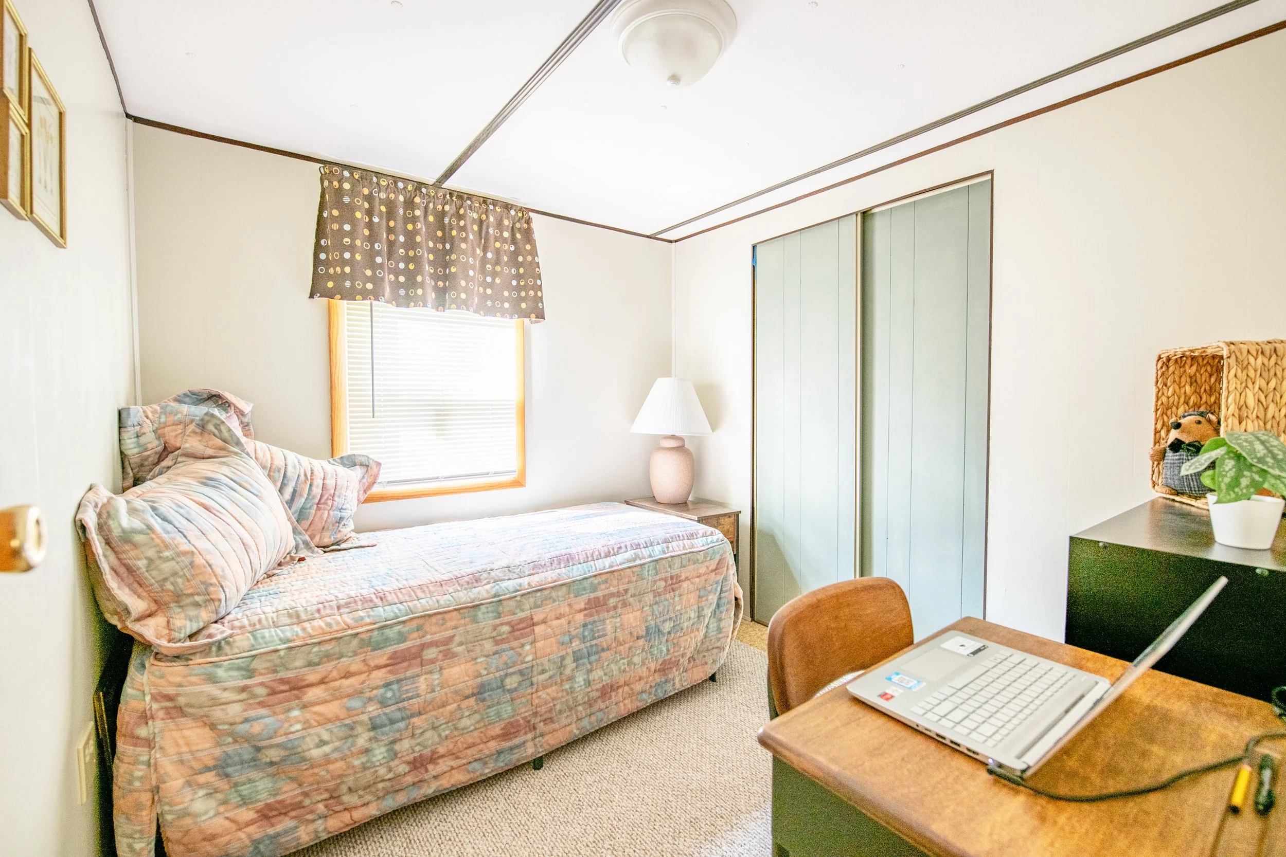 10-bed-office.jpg