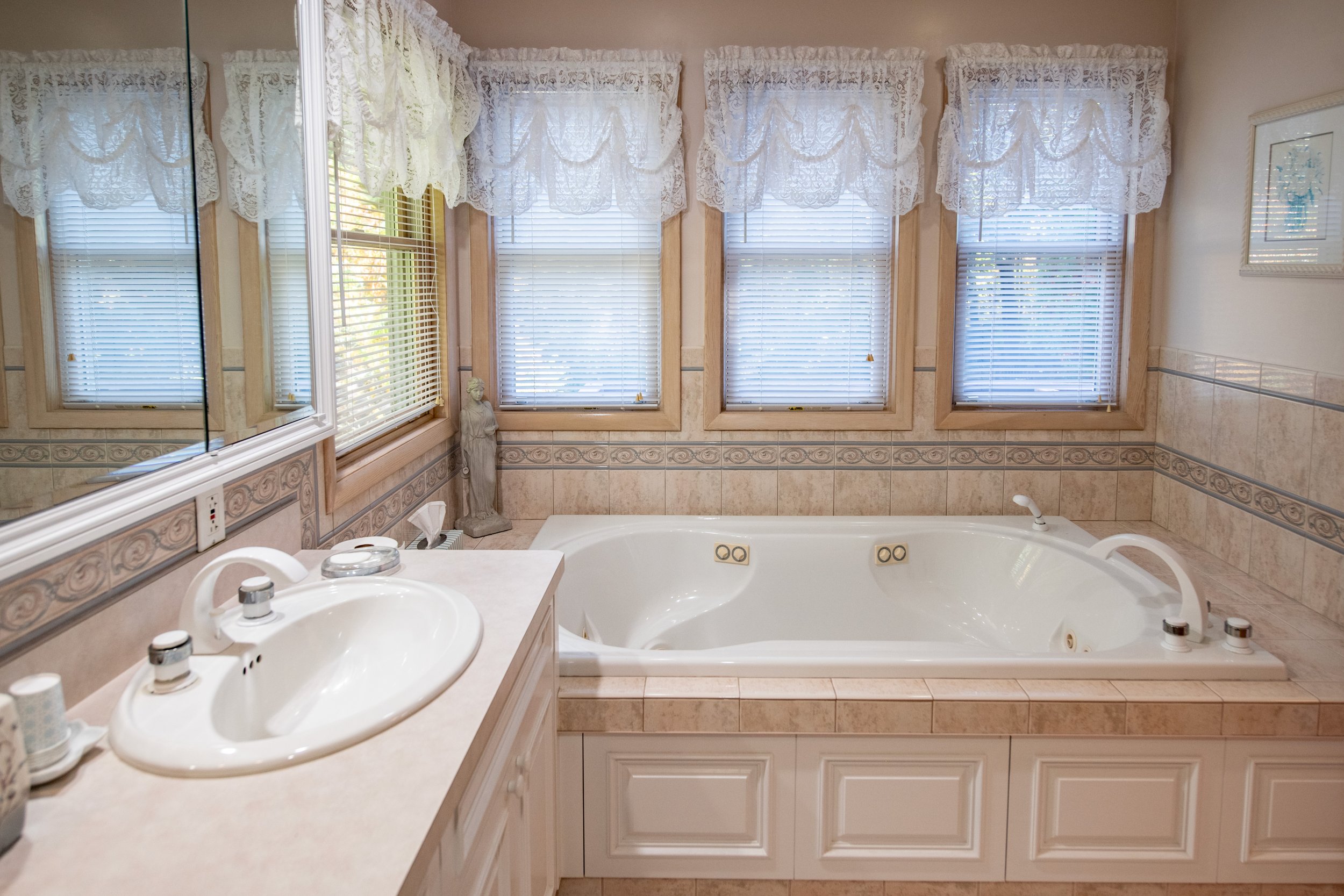 19.4-jacuzzi-tub.jpg
