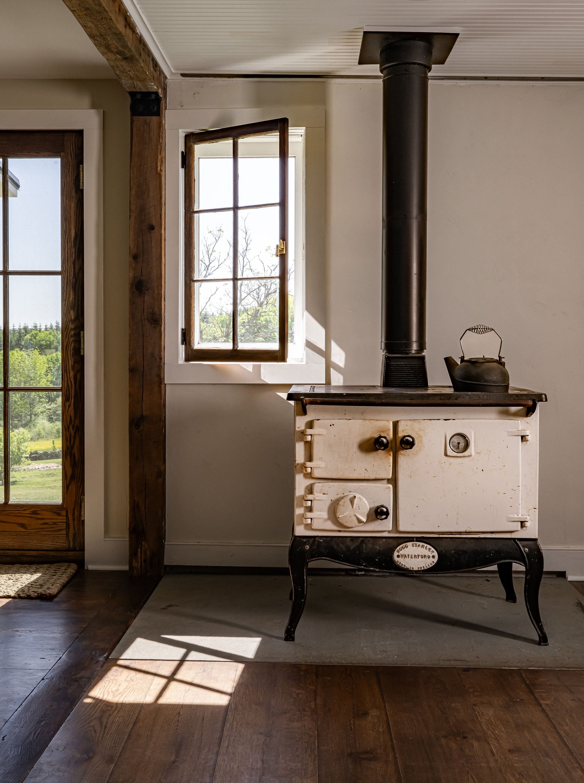 021_kitchenstove.jpg