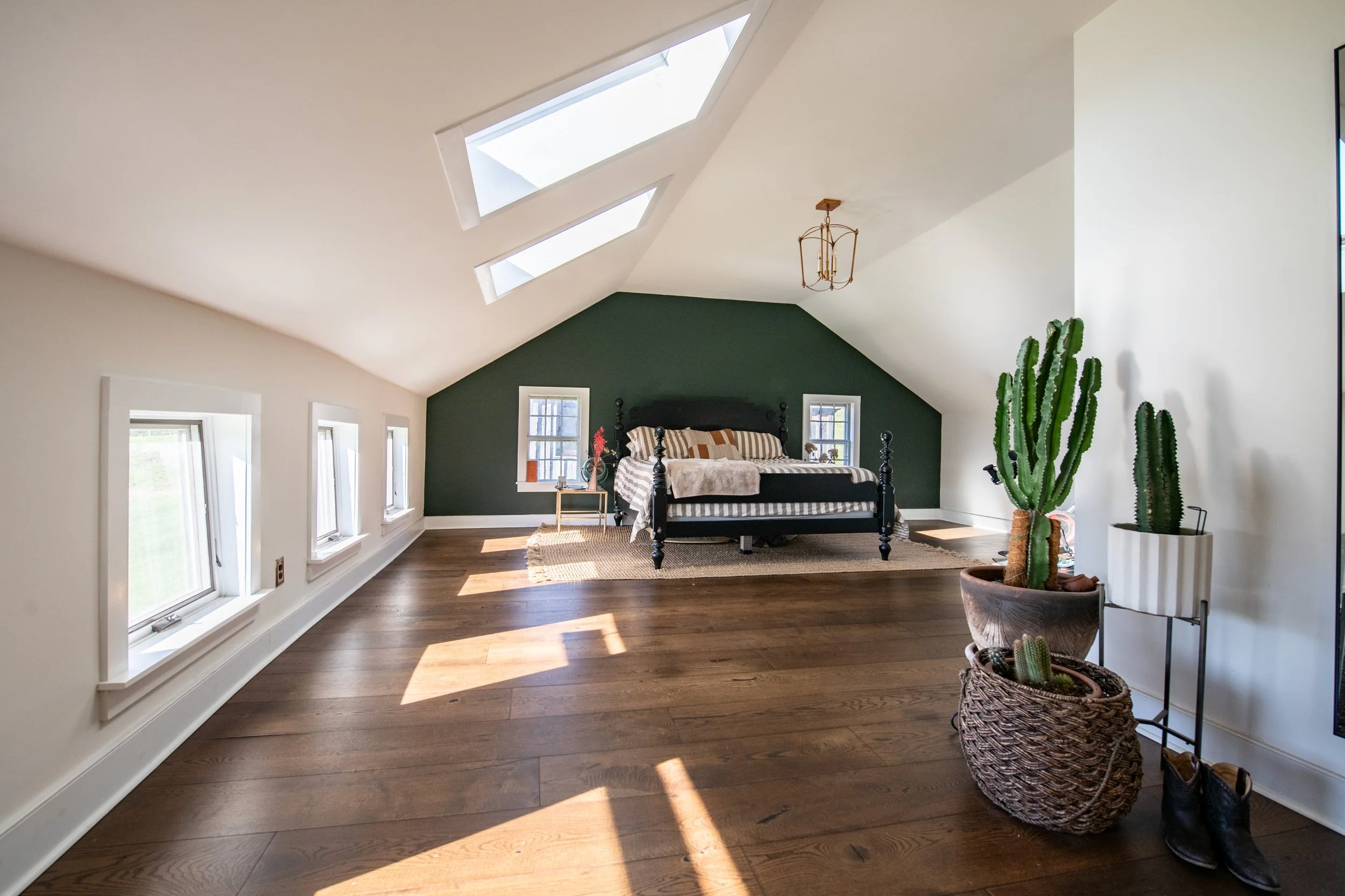 029_primary-bed-no-rugs.jpg