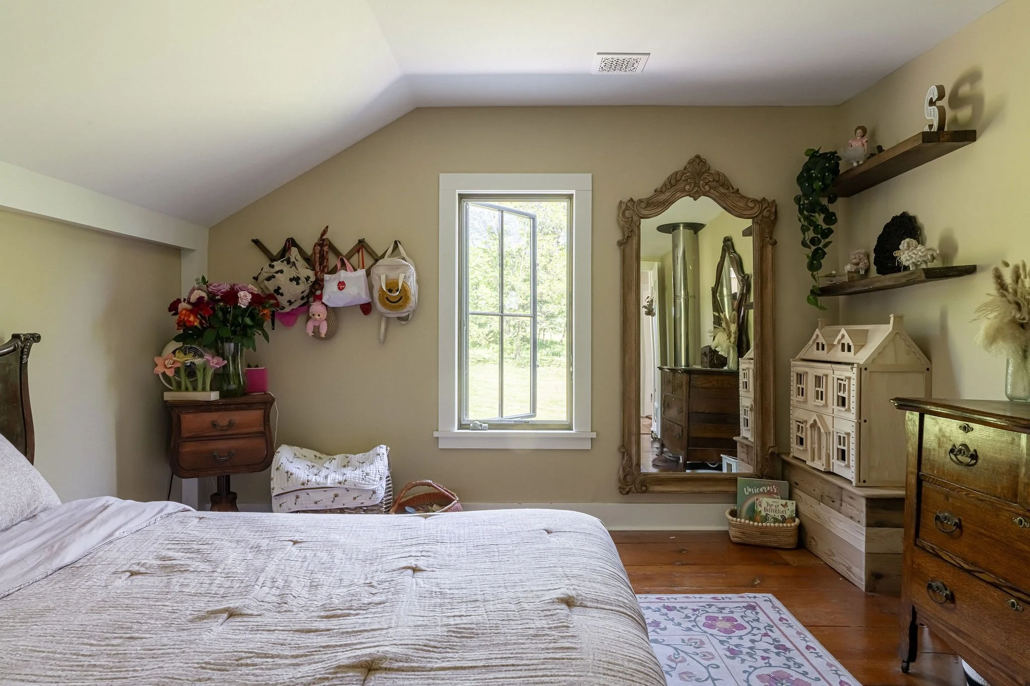 039_bedroom1.jpg