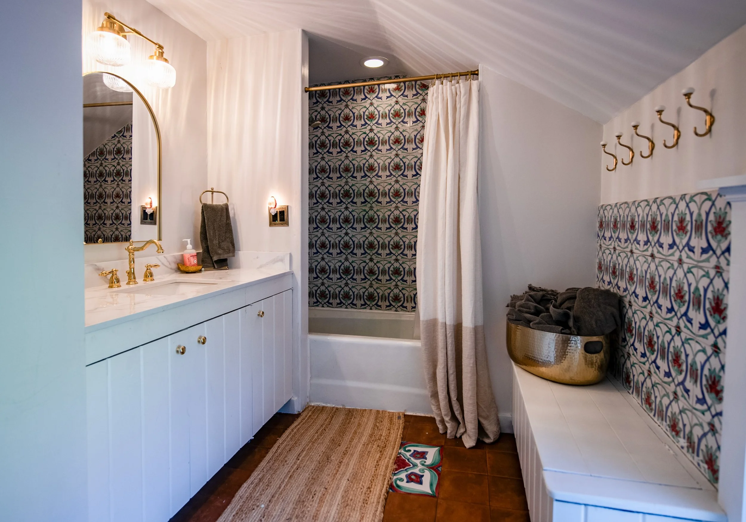 041_upstairs-bath2.jpg