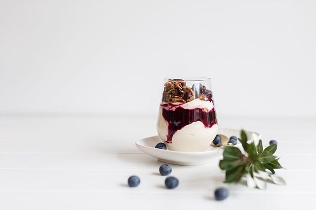 Keeping it simple with this breakfast cup with a sprinkle of our Seriously Great Granola and a delicious berry coulis. 
Just one of our yummy recipes  coming up in our July Newsletter, have you signed up?
.
.
.
.
📷 @jasmineanngardiner 
#glutenfree #