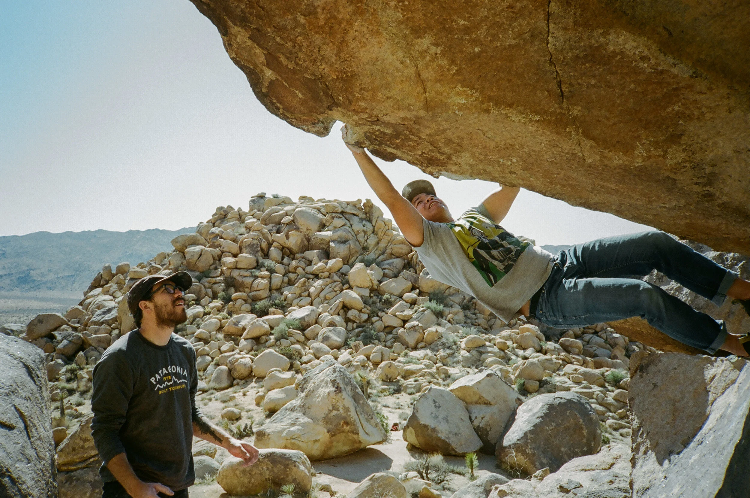 the Chocolate Roof v4 route in Joshua Tree