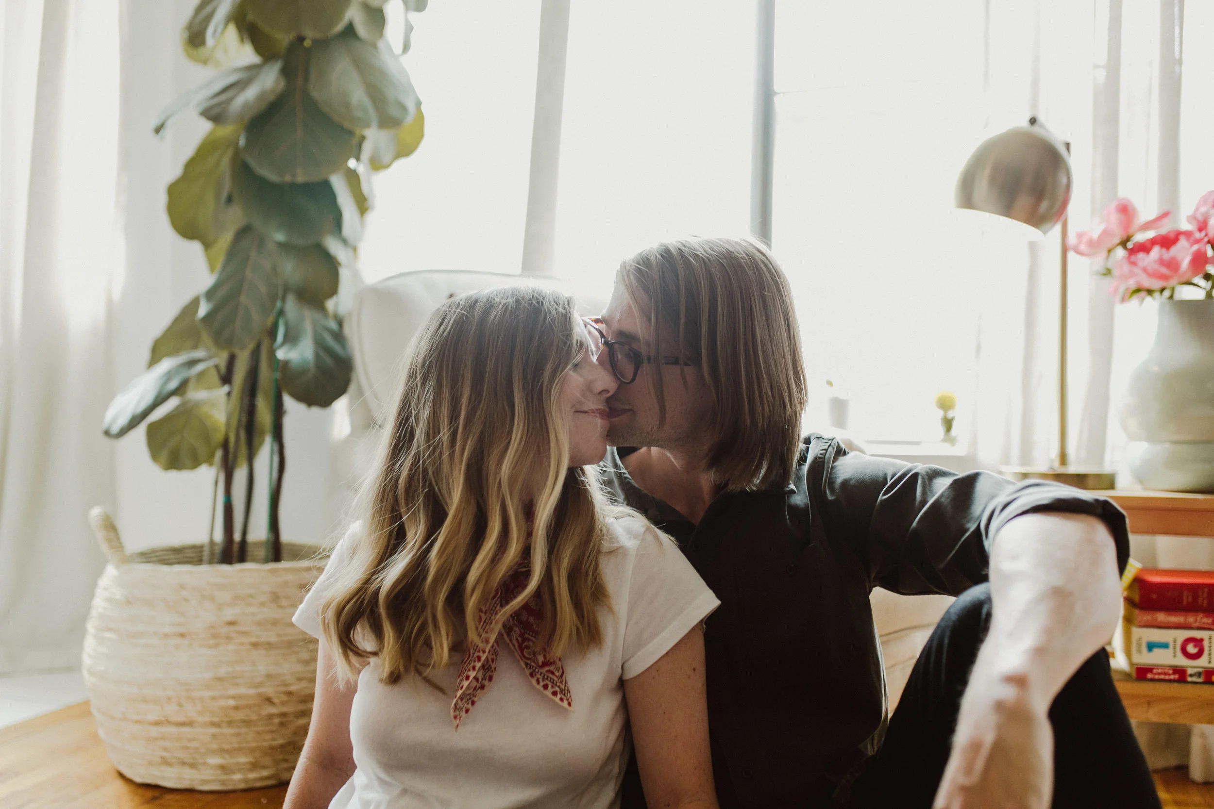 kissing engagement photos