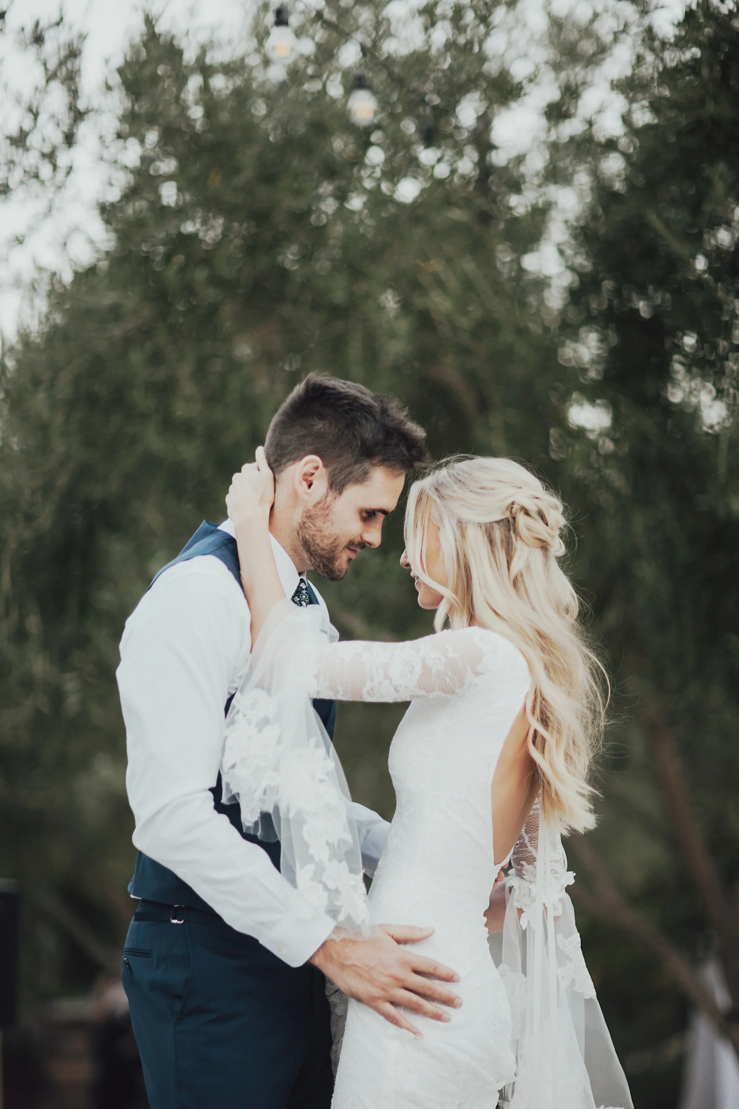 soft natural lighting during the first dance