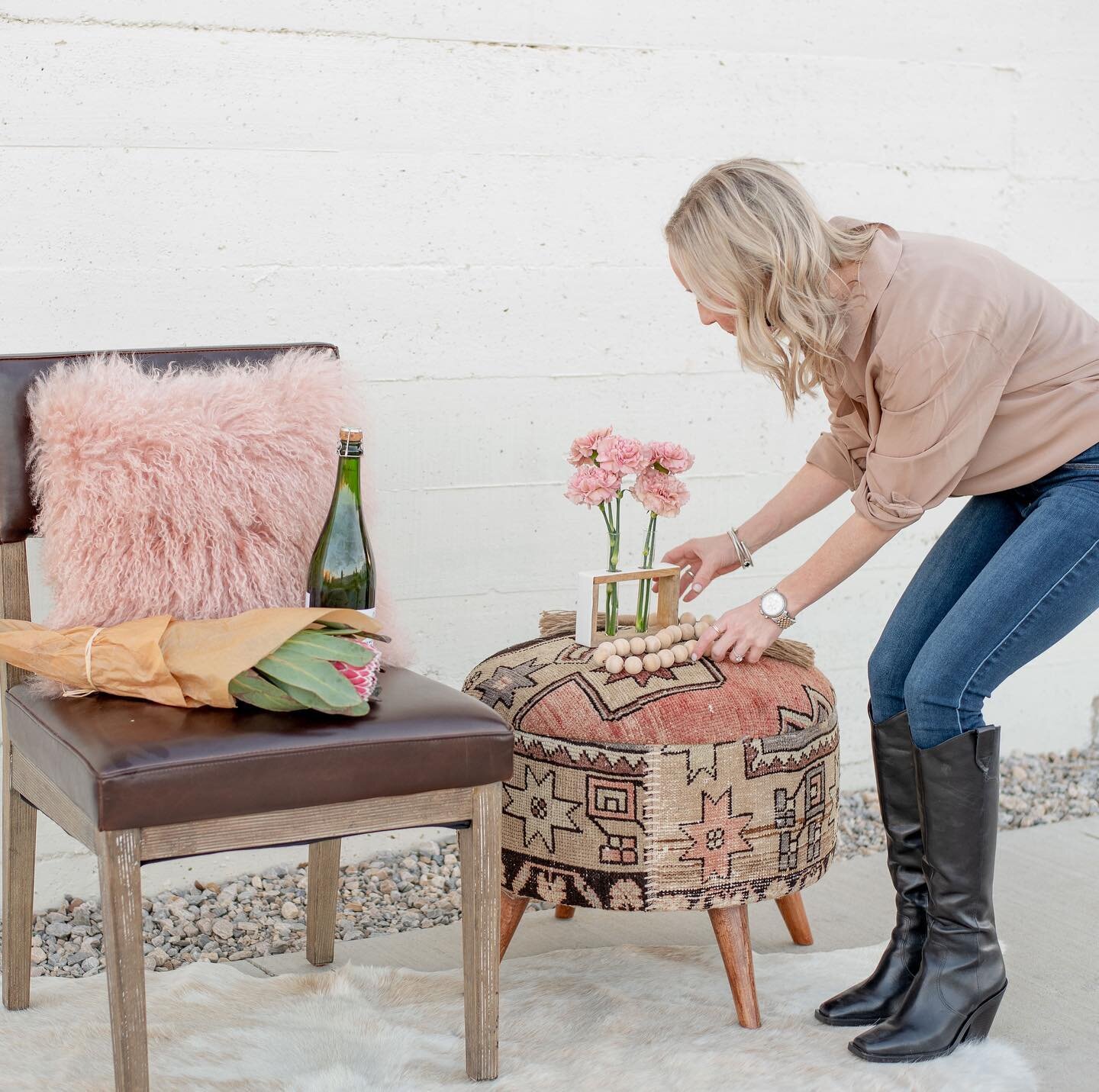 Introducing Seasonal Curated Photo Experiences | Join us in collaboration w/ @lindseykokenziephotography for our first Curated Photo Experience this Sunday (2/6) | Details below 👇🏼 

Neutral Boho Background + Gourmet Coffee + Sweet Treats ☕️🧁📷

P