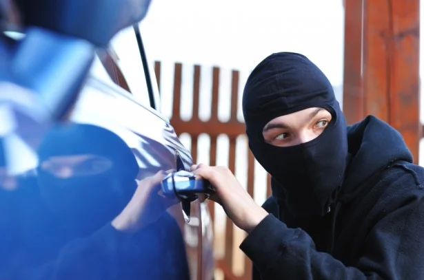 6 TRICKS TO OPEN A CAR WITHOUT THE KEYS