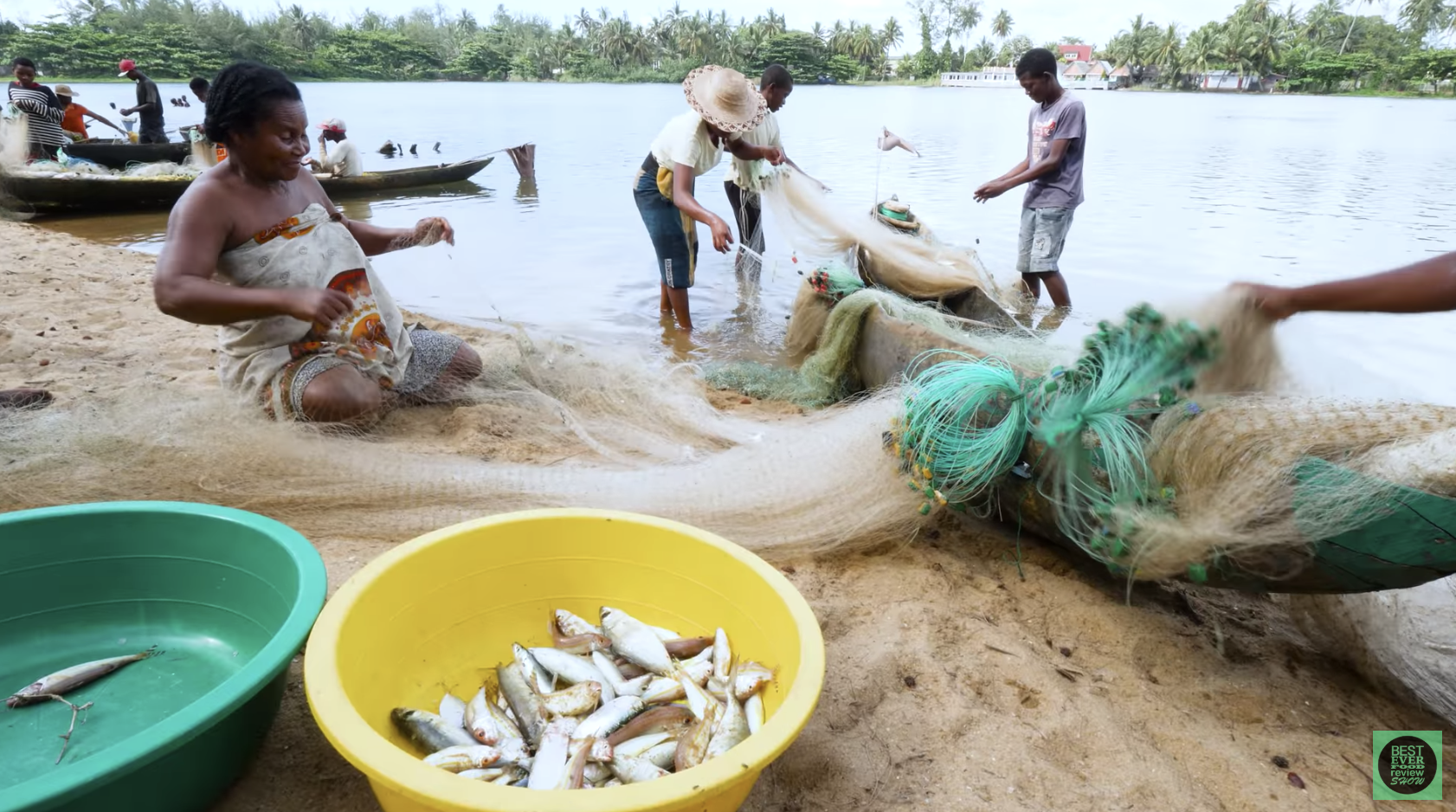 GIANT SEAFOOD on Africa’s Biggest Island! Catch and Cook with Primitive Technology!