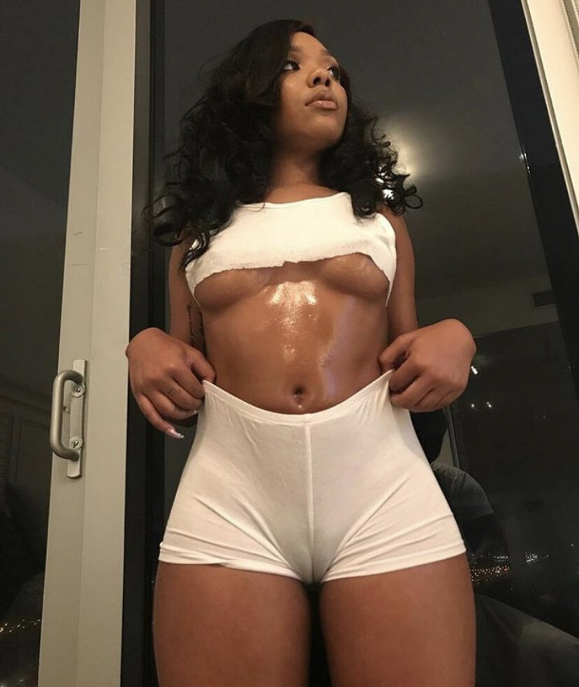 Ebony mega cameltoe