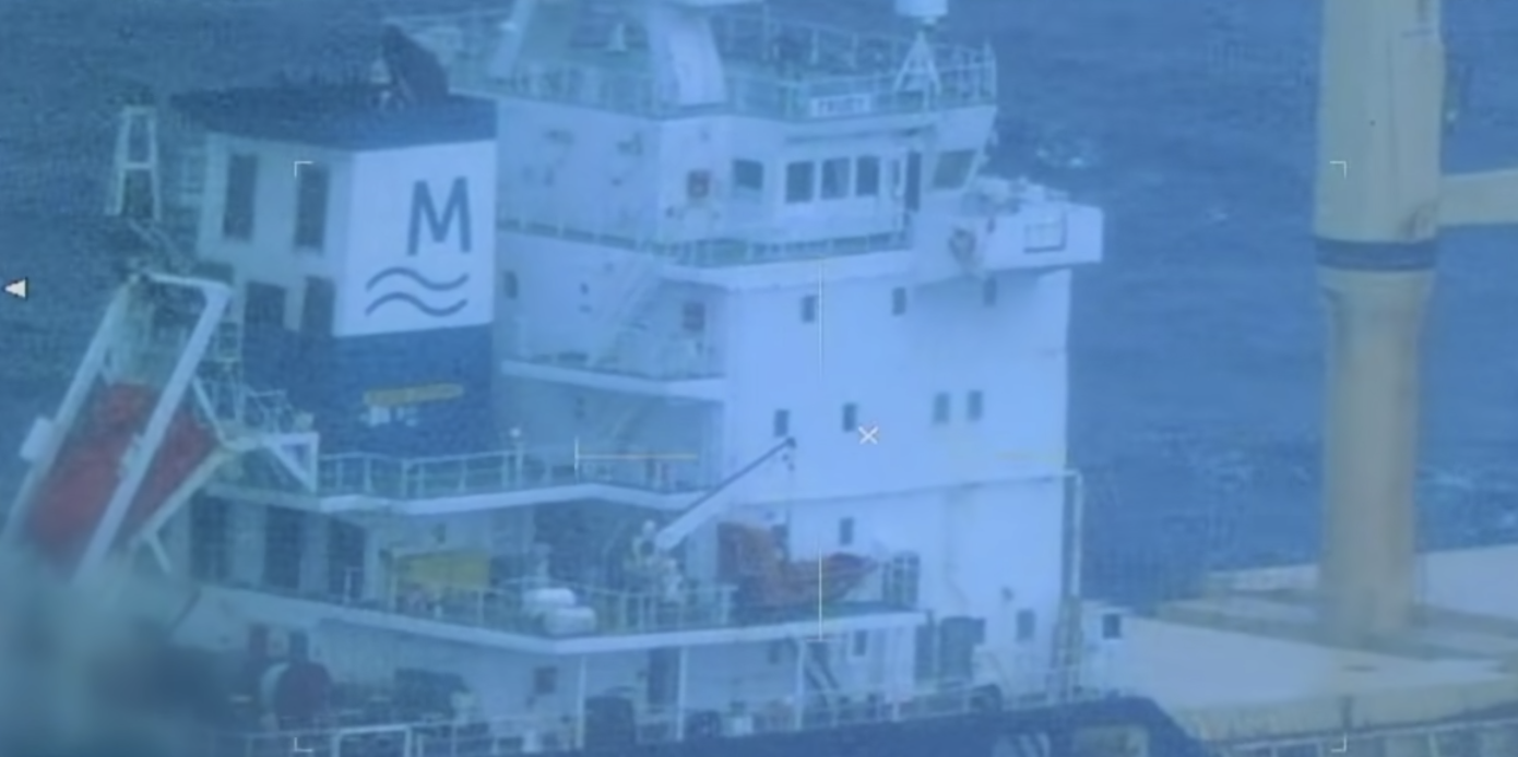 Cops and drug gangs all chase this ship loaded with coke