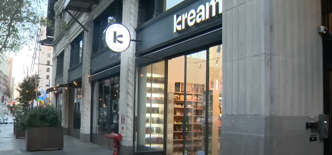 Bystander shot during robbery at Downtown LA smoke shop