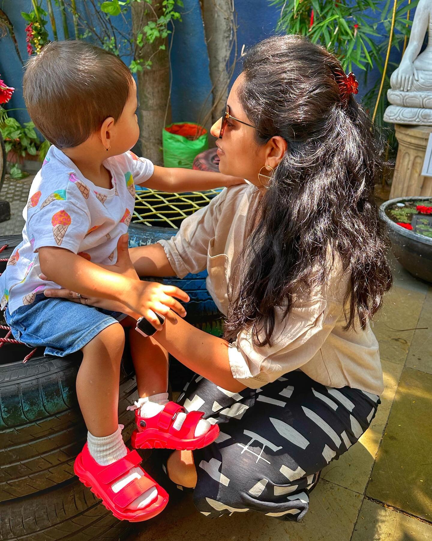 This one is dedicated to the one who has given me the title - &lsquo;mom&rsquo;&hellip; and to the one who does not want to click a single picture 😂😂😂
.
.
.
#mothersdayspecial #myworldmylife #mybaby #momlife #toddlermom