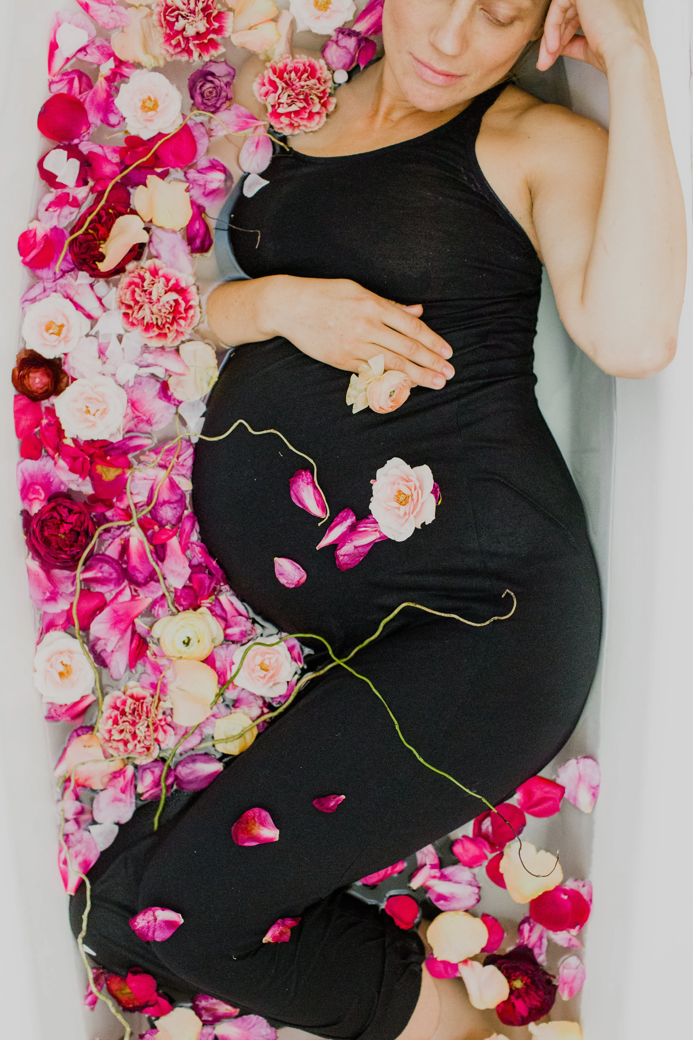 maternity shoot in floral bath #lrqcfloral