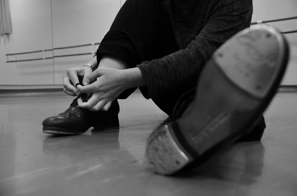 Ritme, timing en dans, dat is de essentie van tapdance. Deze dansvorm is ontstaan in Amerika in de negentiende eeuw. Het hoogtepunt van het tap lag tussen 1900 en 1955. Denk aan grote shows op Broadway en aan de vele Hollywoodfilms en musicals. In de taples leer je de authentieke danspassen en combinaties uit de beginjaren, uitgevoerd op muziek uit die tijd, maar ook nieuwe danscombinaties op eigentijdse muziek. Muziek maken met je voeten! Klik hier voor het rooster van Hengelo