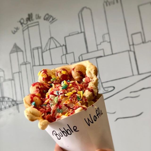 🌈Somewhere over the rainbow.... is one of our BUBBLE WAFFLES 😍😍
These are made fresh for you when you order, then filled with your favorite toppings. This one features of fruity pebbles, white chocolate, and strawberry &amp; raspberry sauce! 
Orde