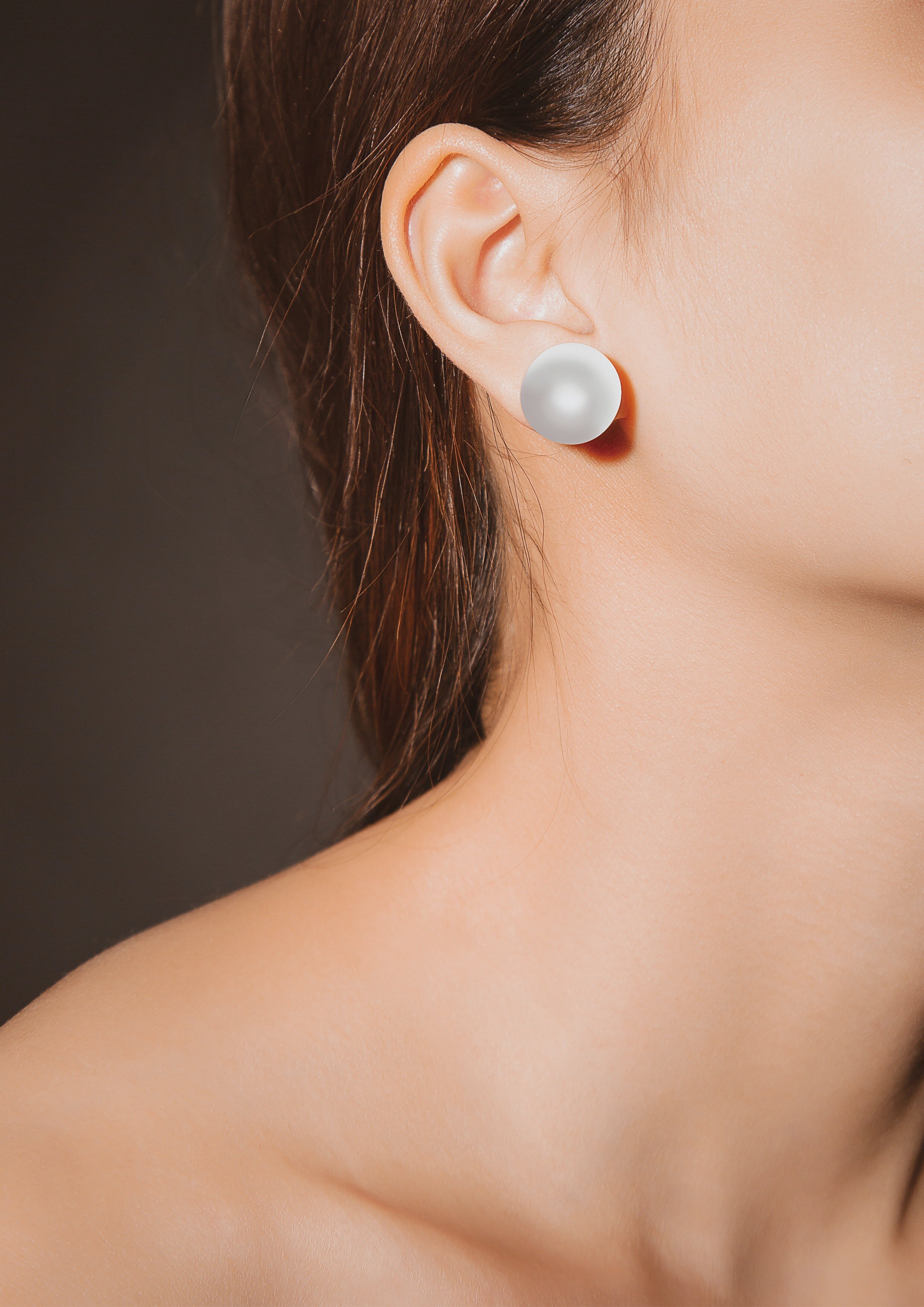 gray-peal-earring-2876035.jpg