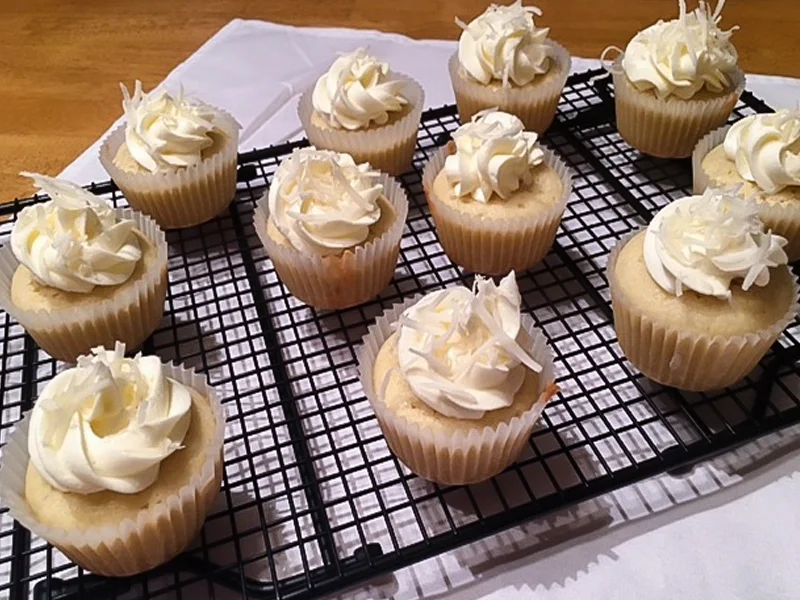coconut-cupcakes-with-coconut-icing-800.jpg
