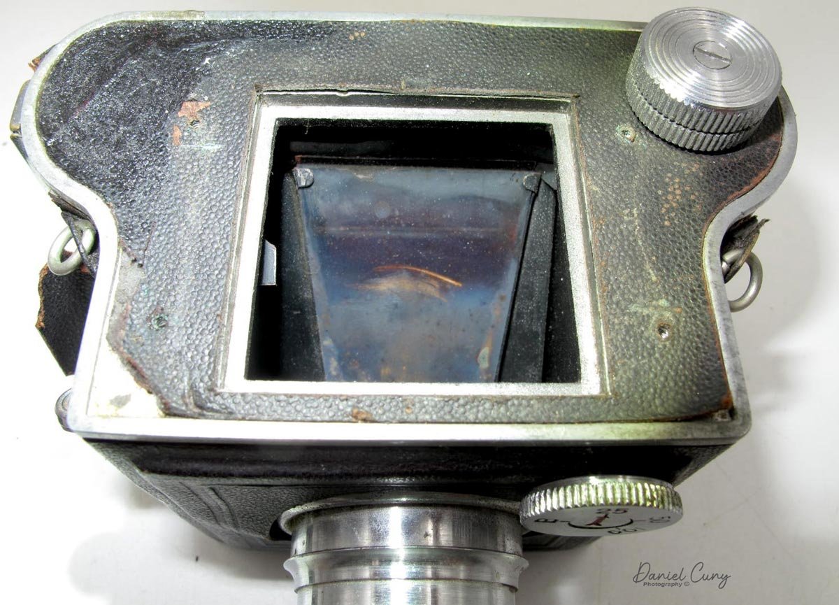 Very dingy mirror inside Super Flex Camera