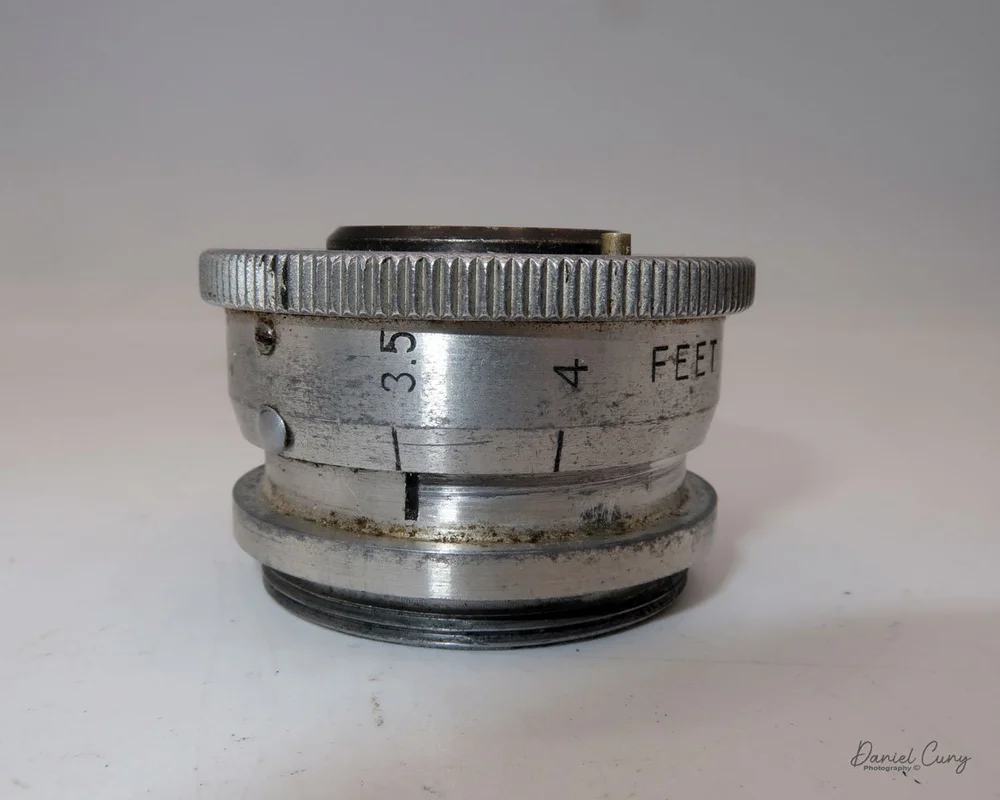 Focus distance on the side of the lens