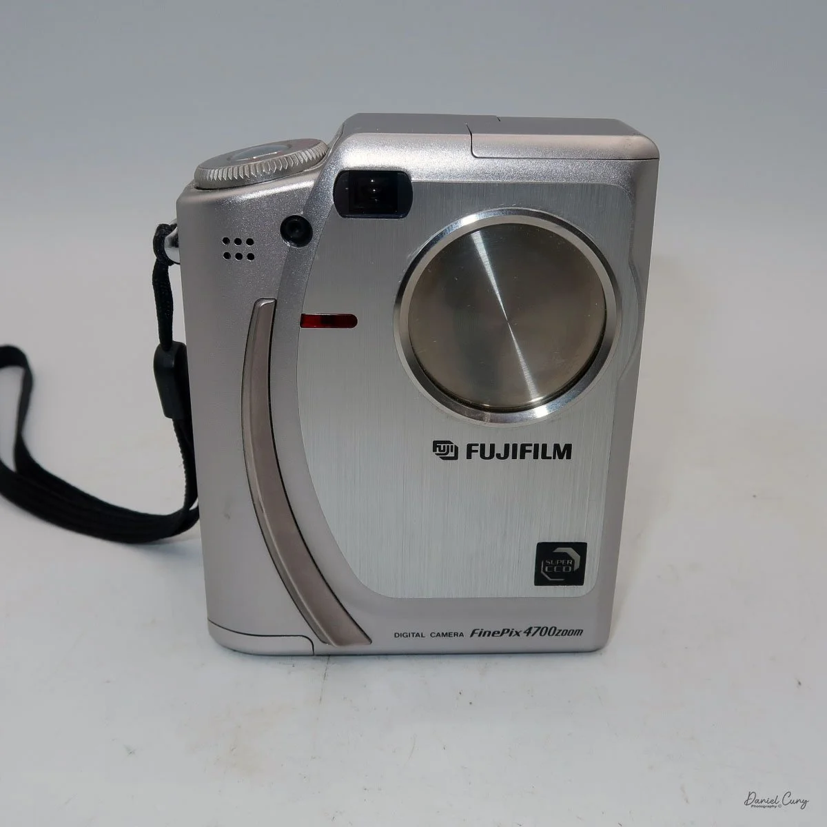 Different angles of the Fujifilm FinePix 4700 zoom